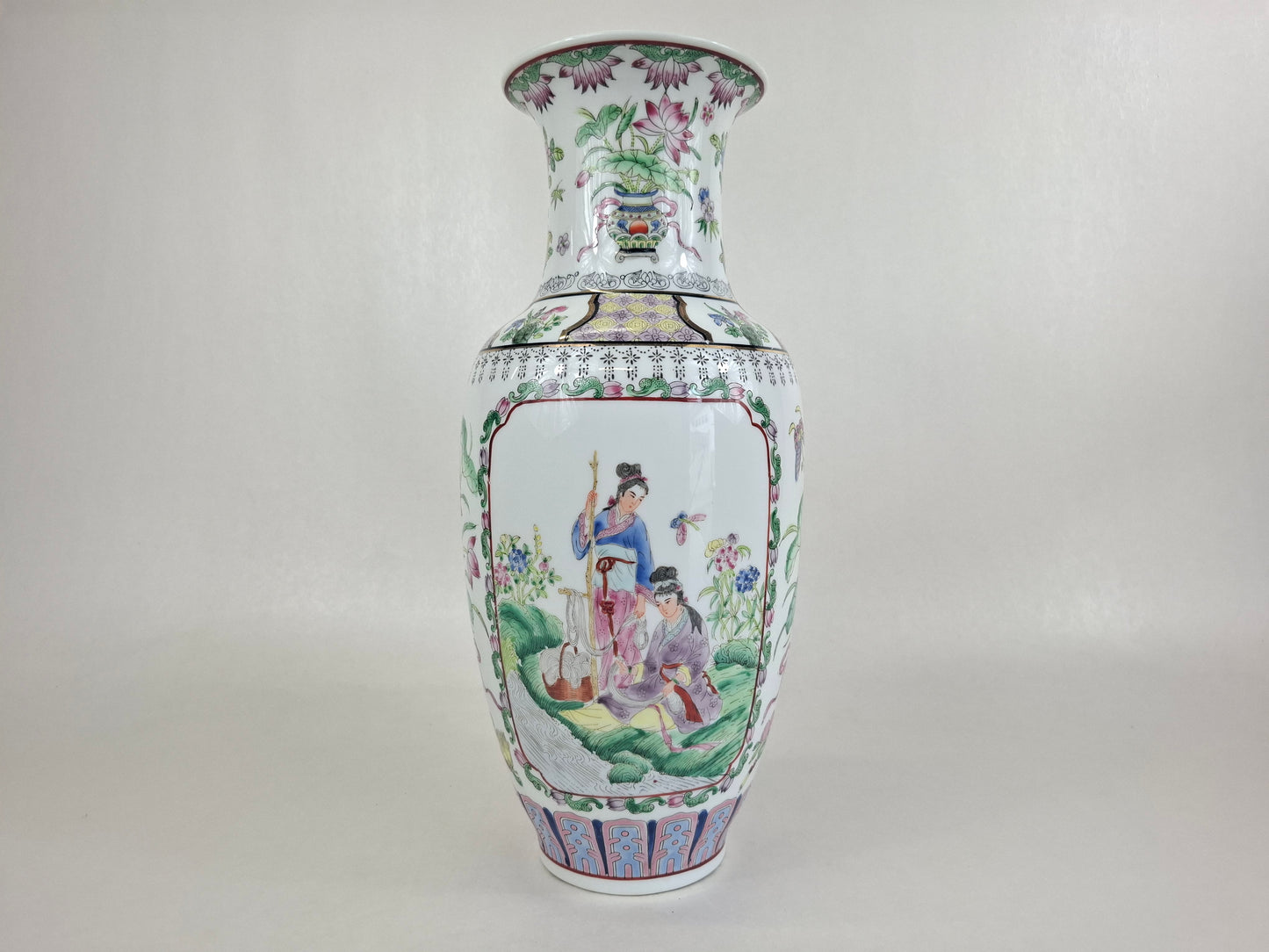 Vaso chinês famille rose decorado com uma cena de jardim // século 20