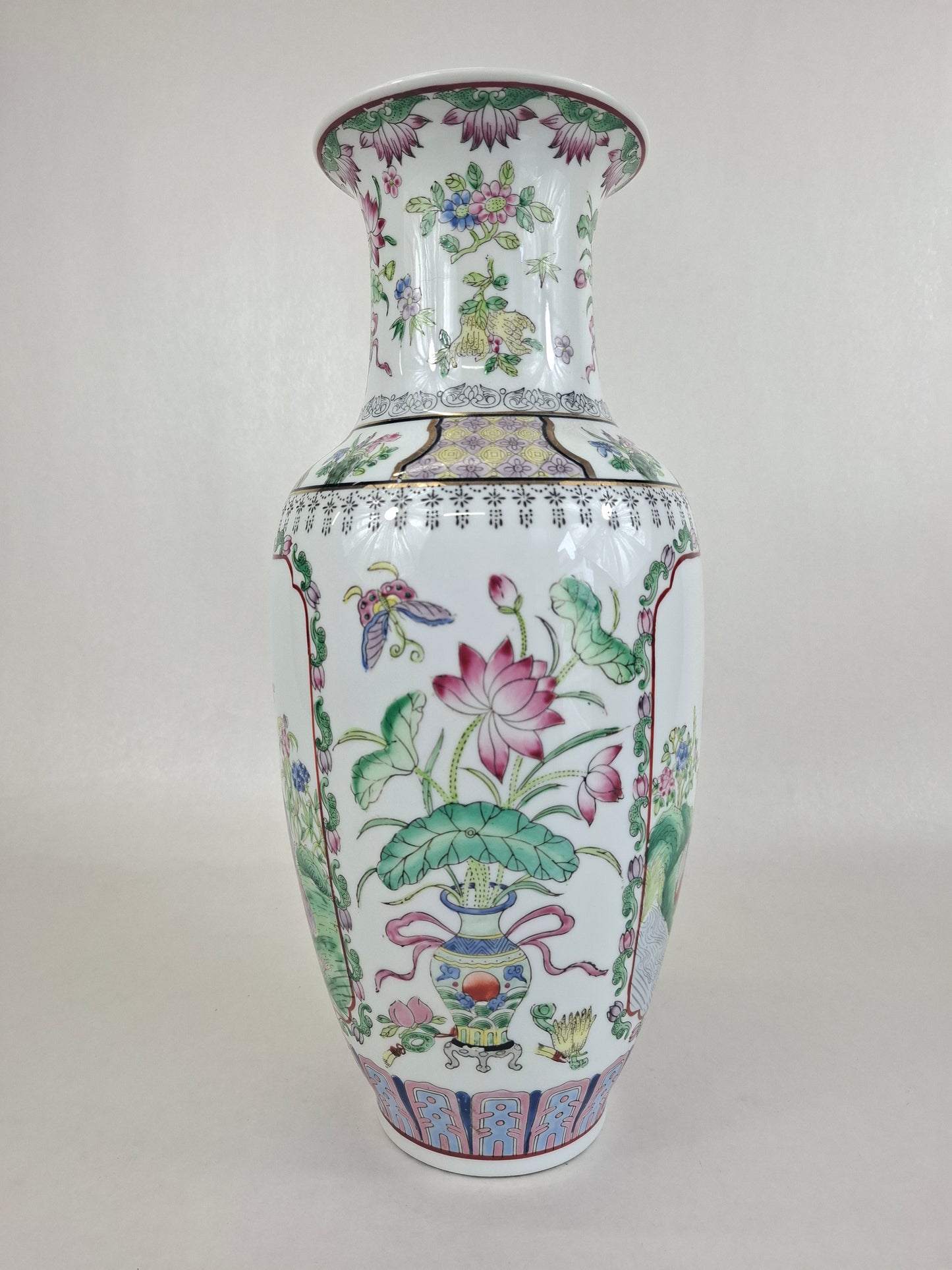 Vaso chinês famille rose decorado com uma cena de jardim // século 20