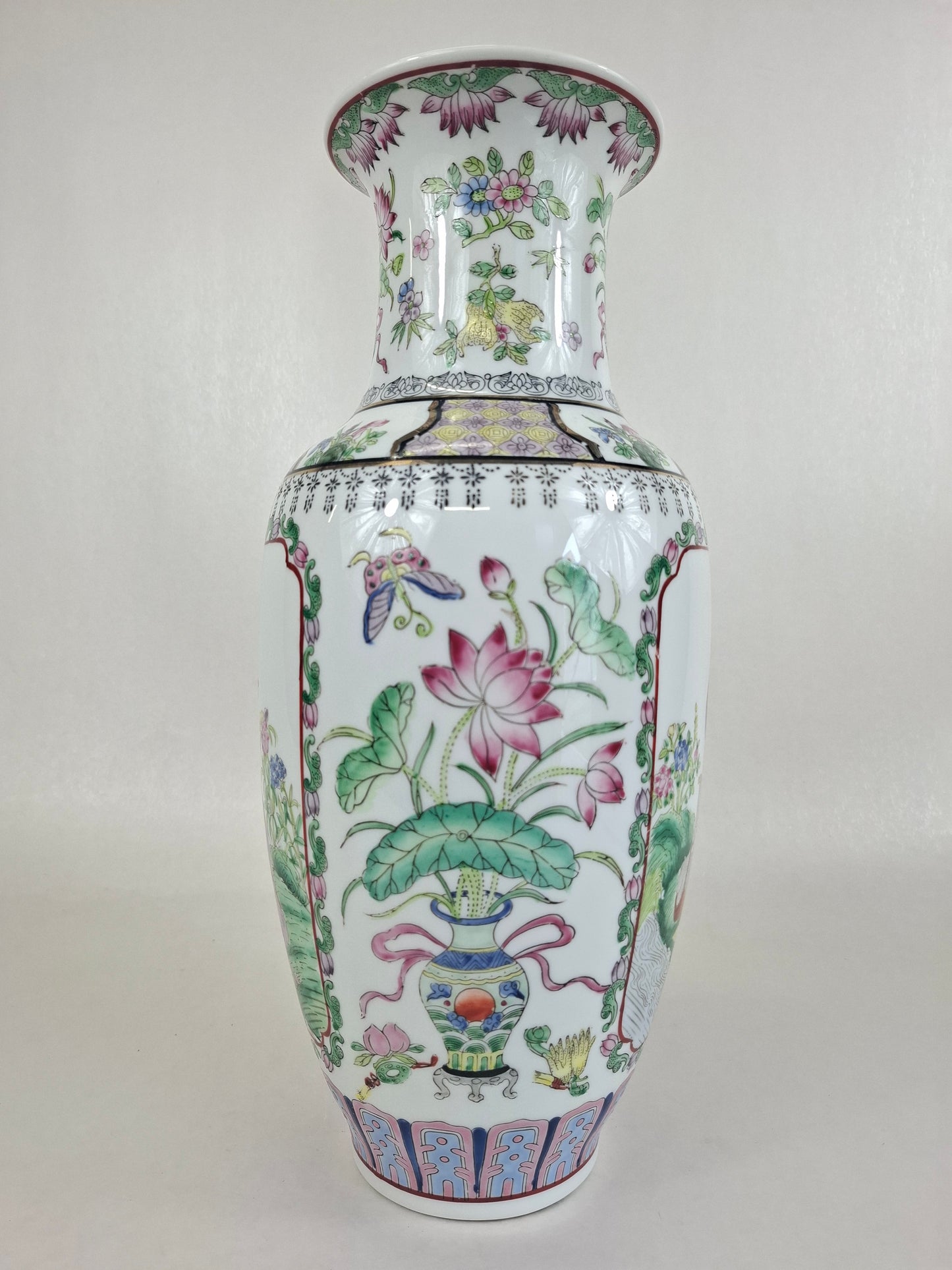 Vaso chinês famille rose decorado com uma cena de jardim // século 20