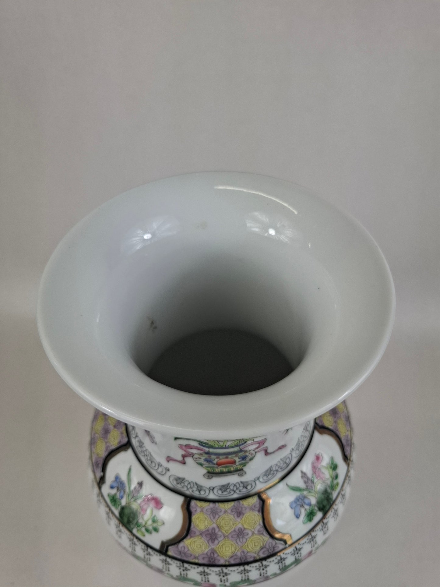 Vaso chinês famille rose decorado com uma cena de jardim // século 20