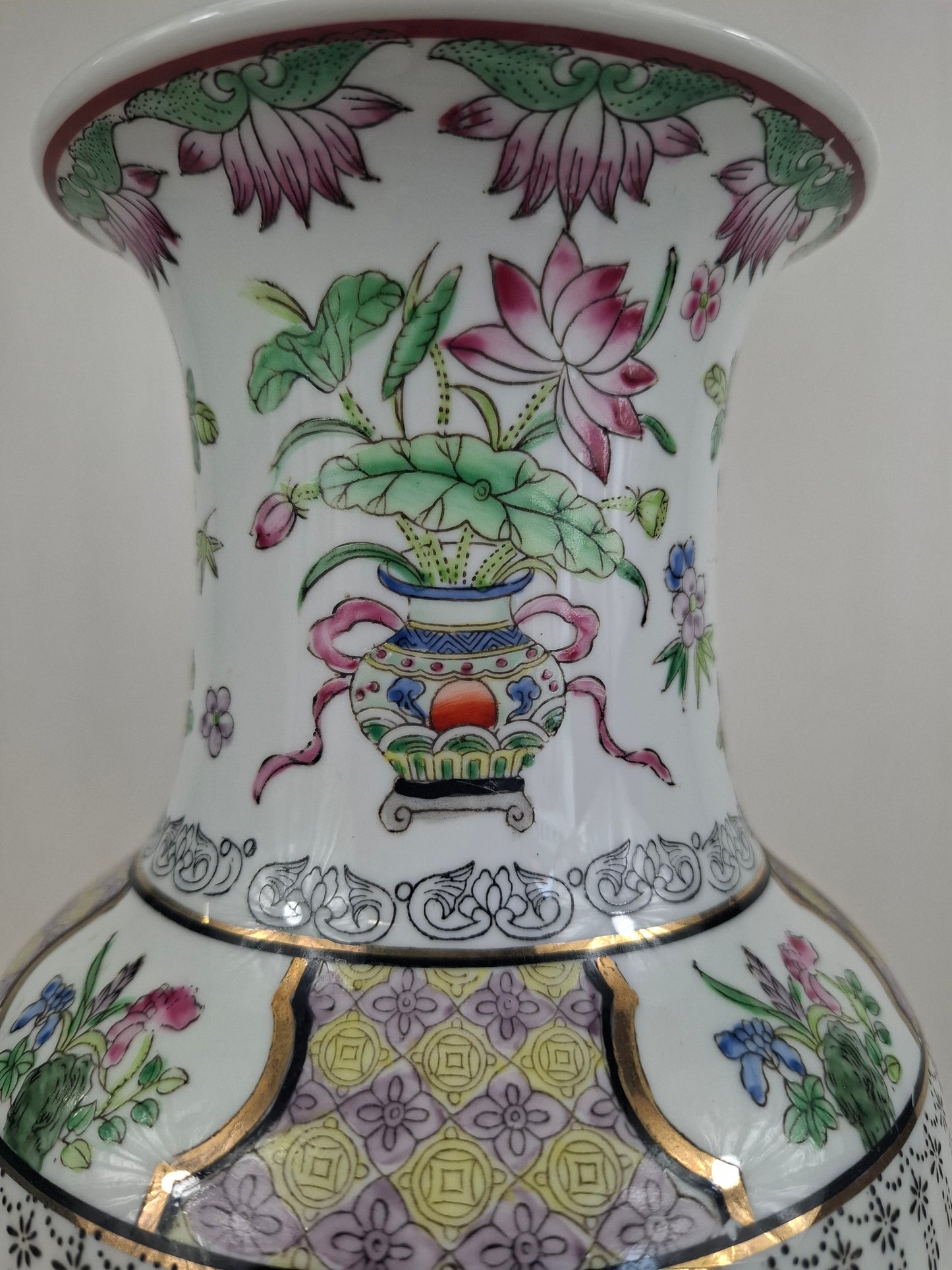 Vaso chinês famille rose decorado com uma cena de jardim // século 20