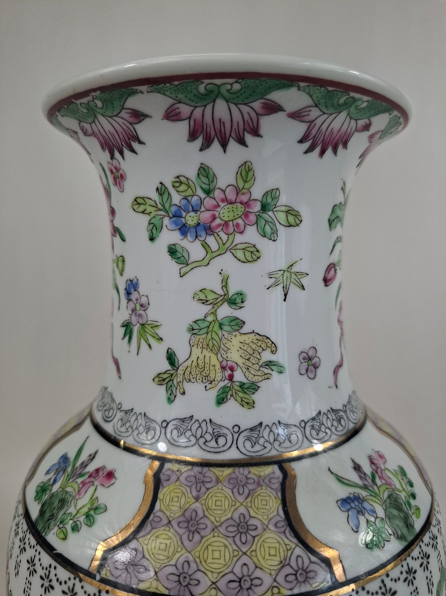 Vaso chinês famille rose decorado com uma cena de jardim // século 20