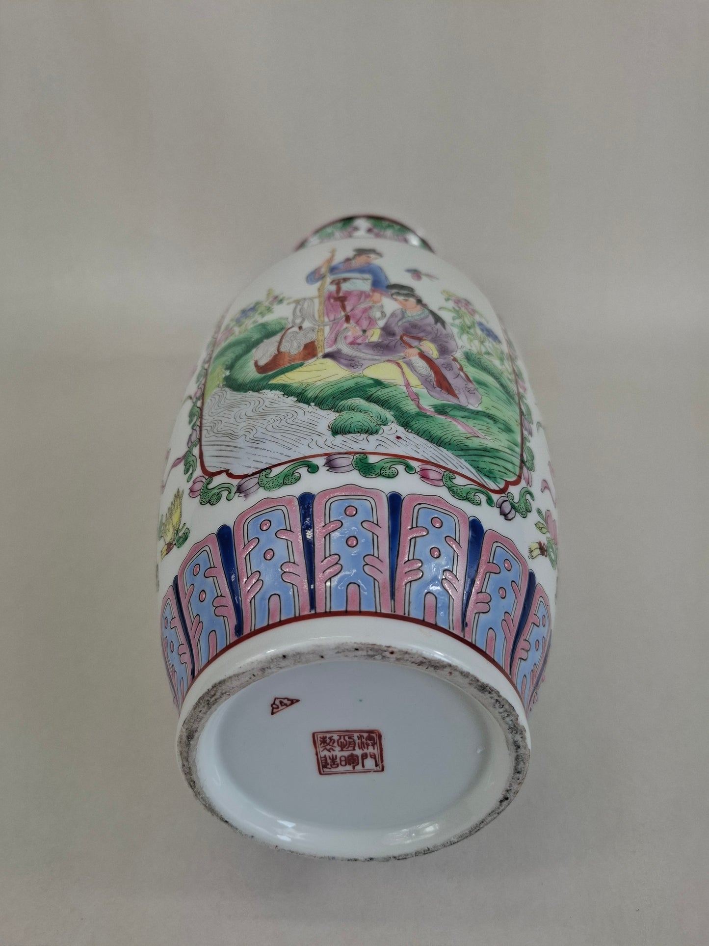 Vaso chinês famille rose decorado com uma cena de jardim // século 20