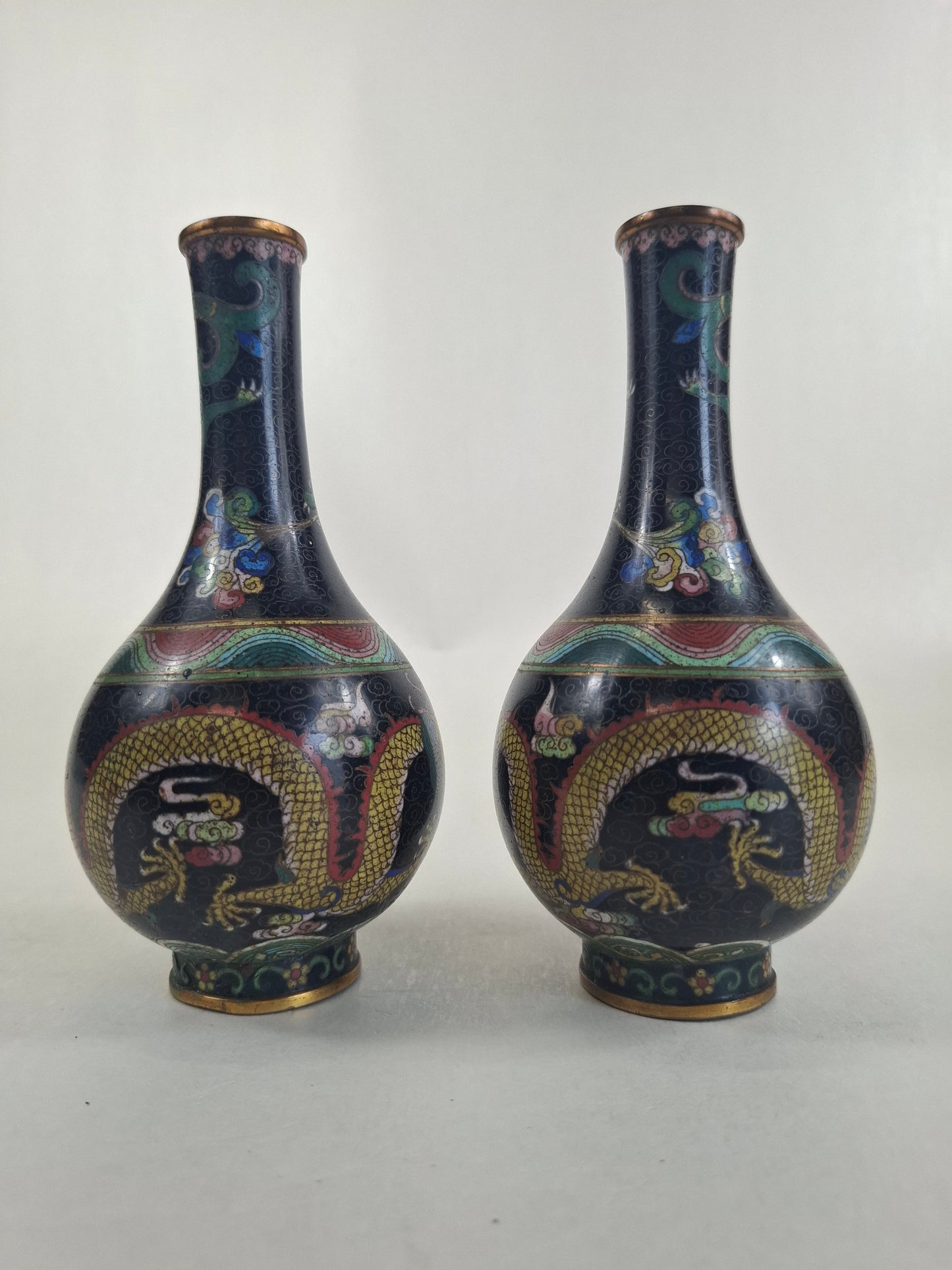 一对清代（19世纪）中国古董景泰蓝花瓶，饰以皇家龙纹和燃烧的珍珠图案