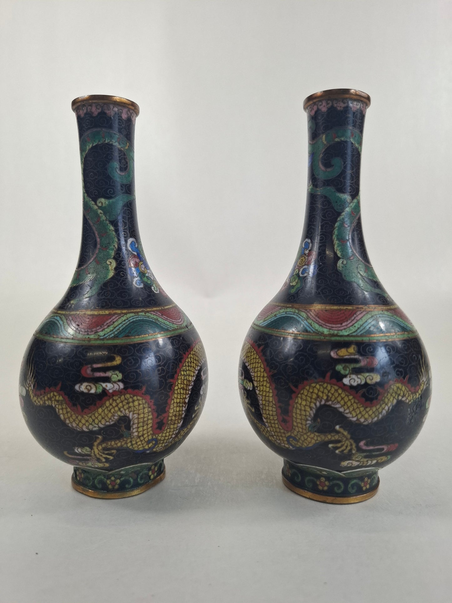 一对清代（19世纪）中国古董景泰蓝花瓶，饰以皇家龙纹和燃烧的珍珠图案