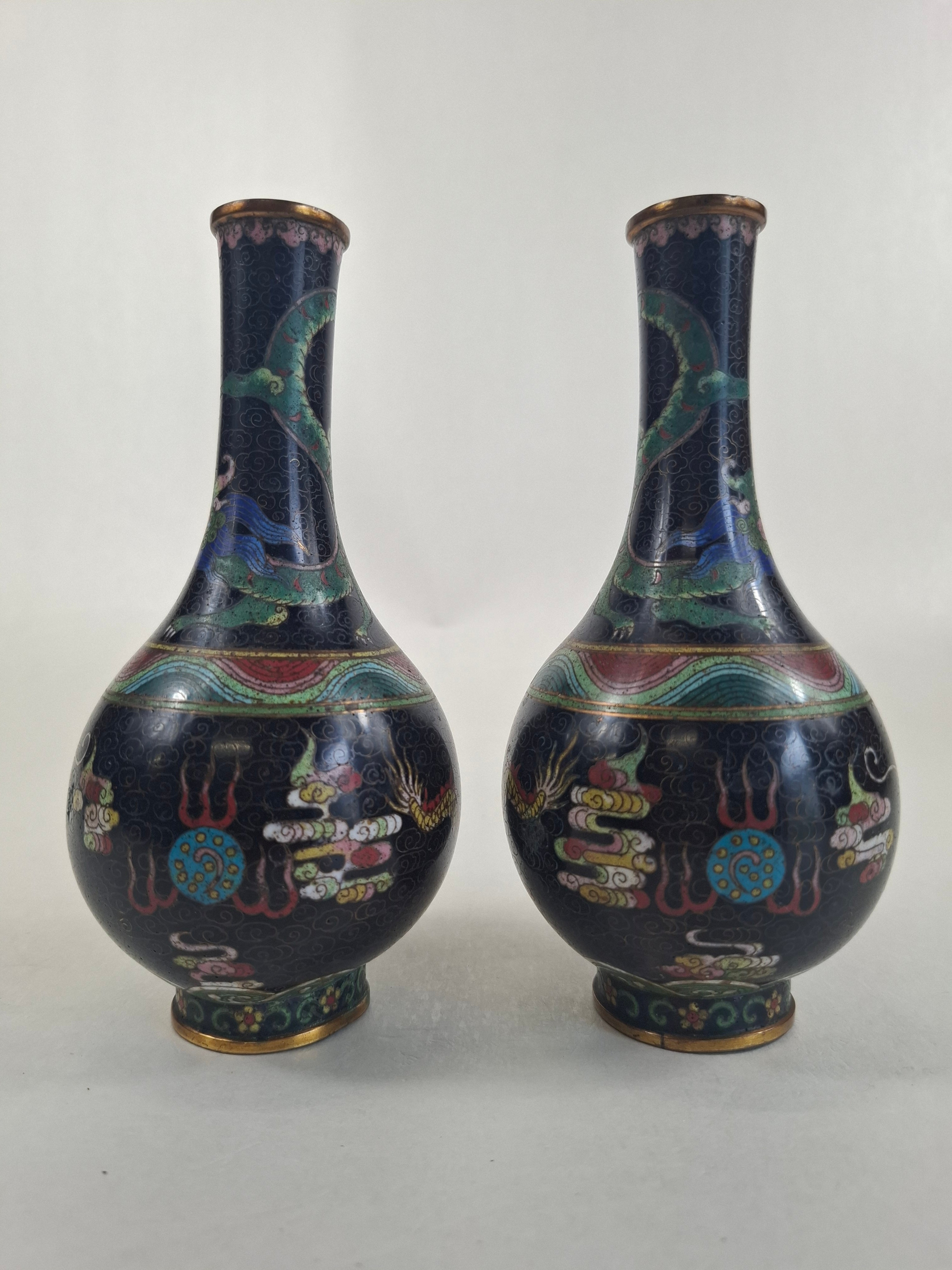 一对清代（19世纪）中国古董景泰蓝花瓶，饰以皇家龙纹和燃烧的珍珠图案