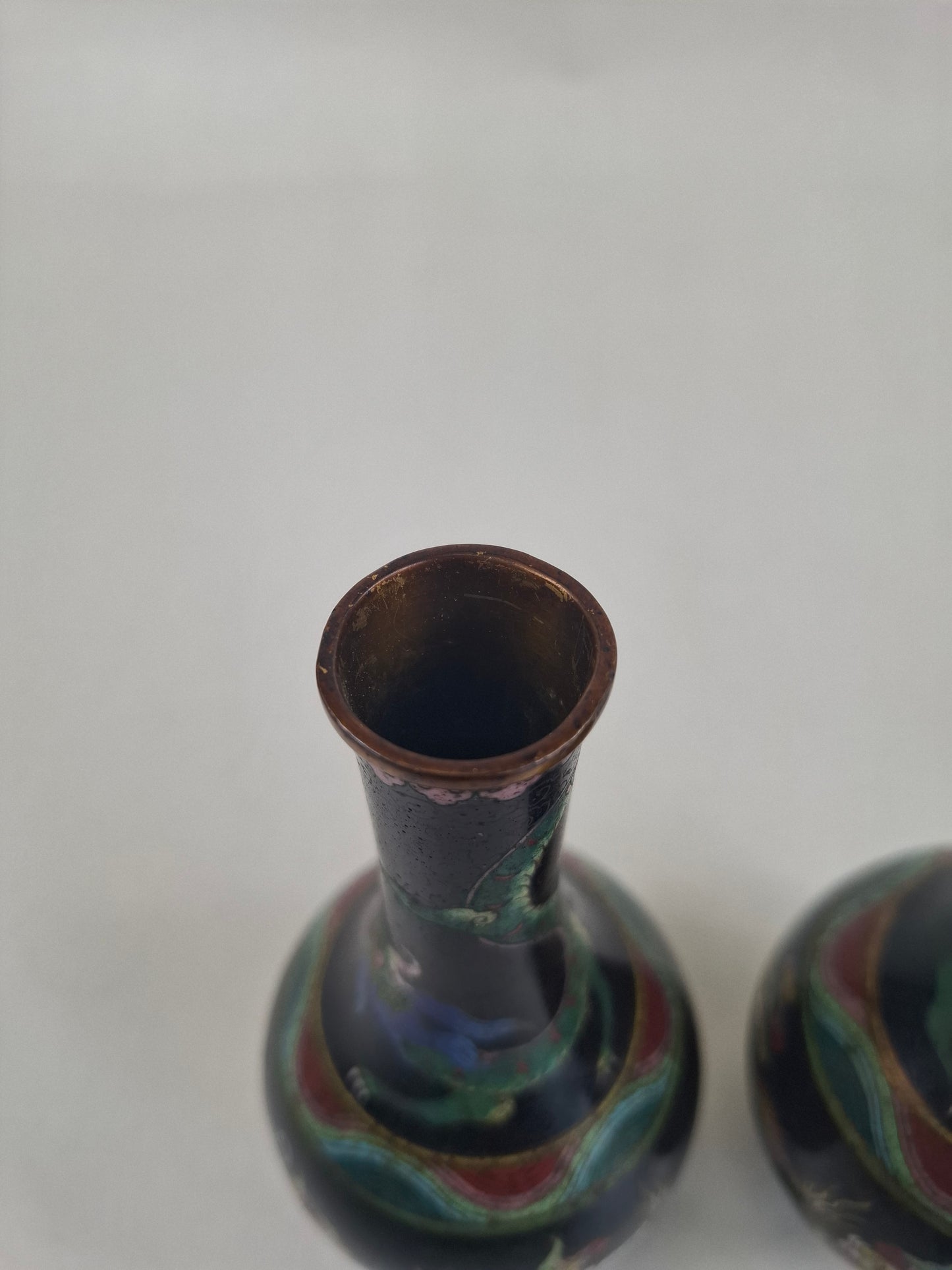 一对清代（19世纪）中国古董景泰蓝花瓶，饰以皇家龙纹和燃烧的珍珠图案