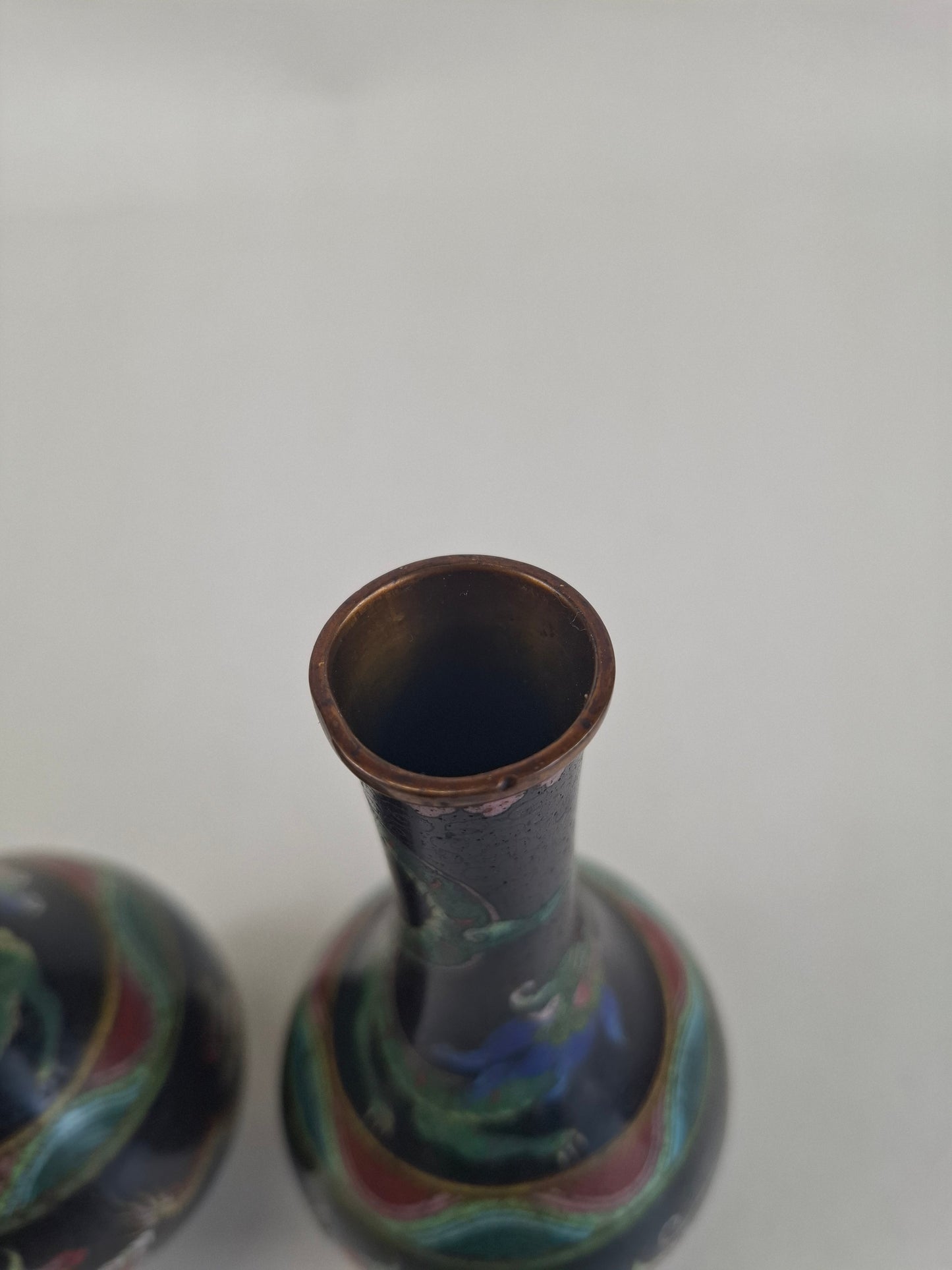 一对清代（19世纪）中国古董景泰蓝花瓶，饰以皇家龙纹和燃烧的珍珠图案