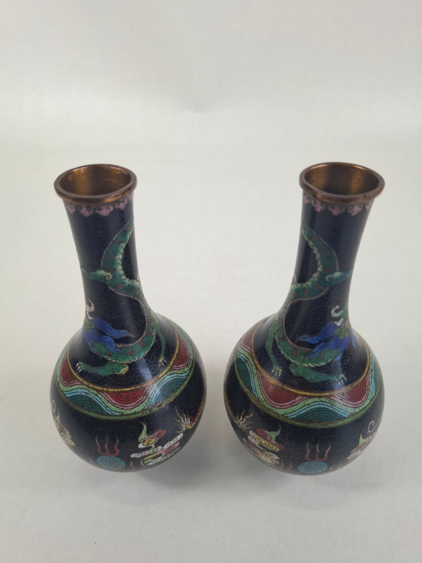 一对清代（19世纪）中国古董景泰蓝花瓶，饰以皇家龙纹和燃烧的珍珠图案