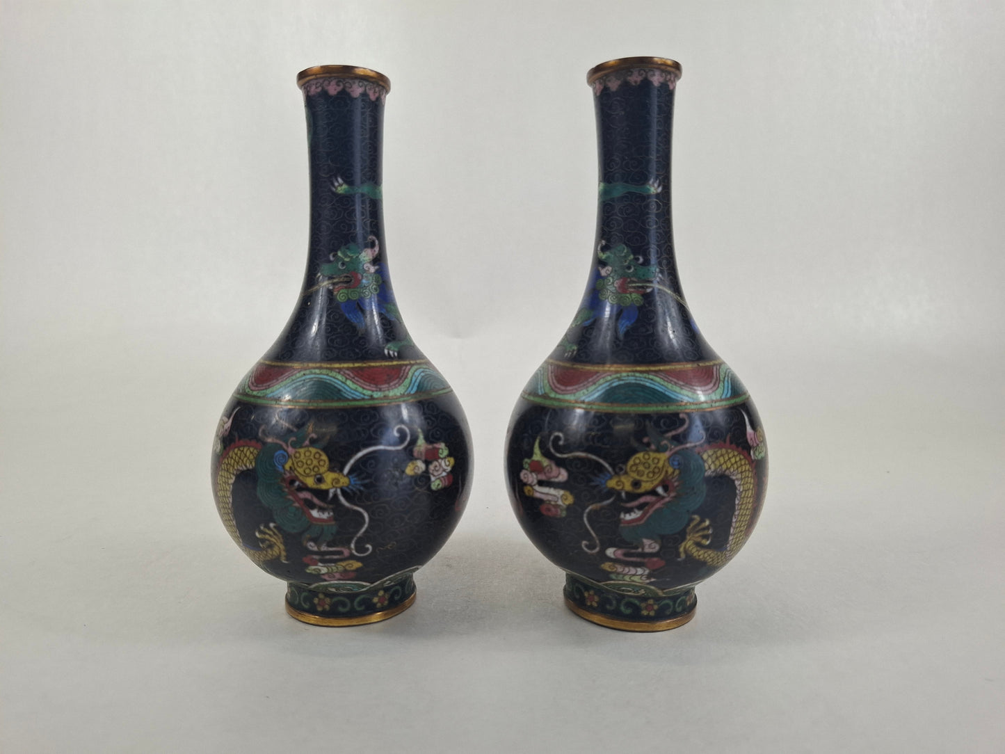 一对清代（19世纪）中国古董景泰蓝花瓶，饰以皇家龙纹和燃烧的珍珠图案