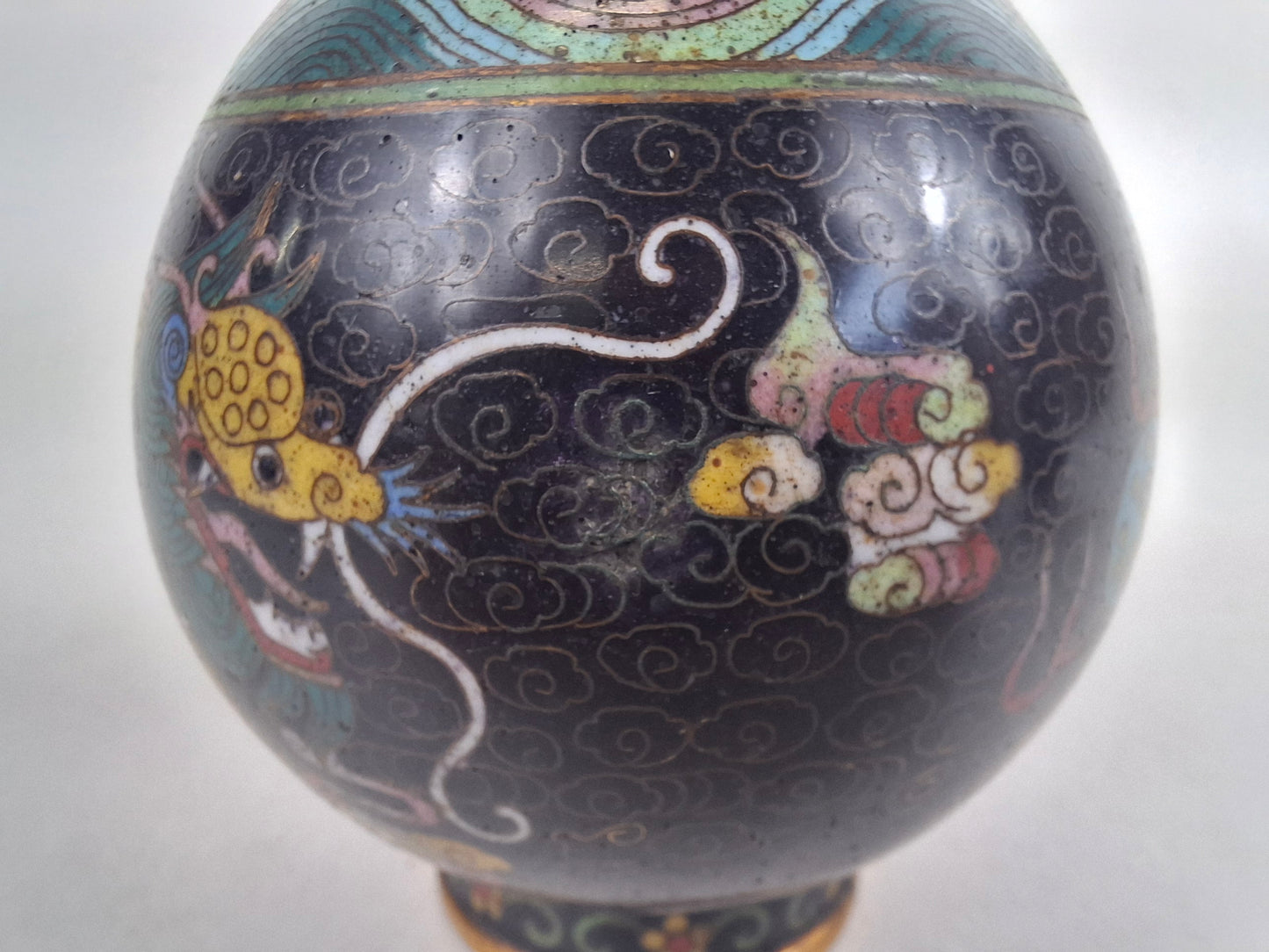 一对清代（19世纪）中国古董景泰蓝花瓶，饰以皇家龙纹和燃烧的珍珠图案