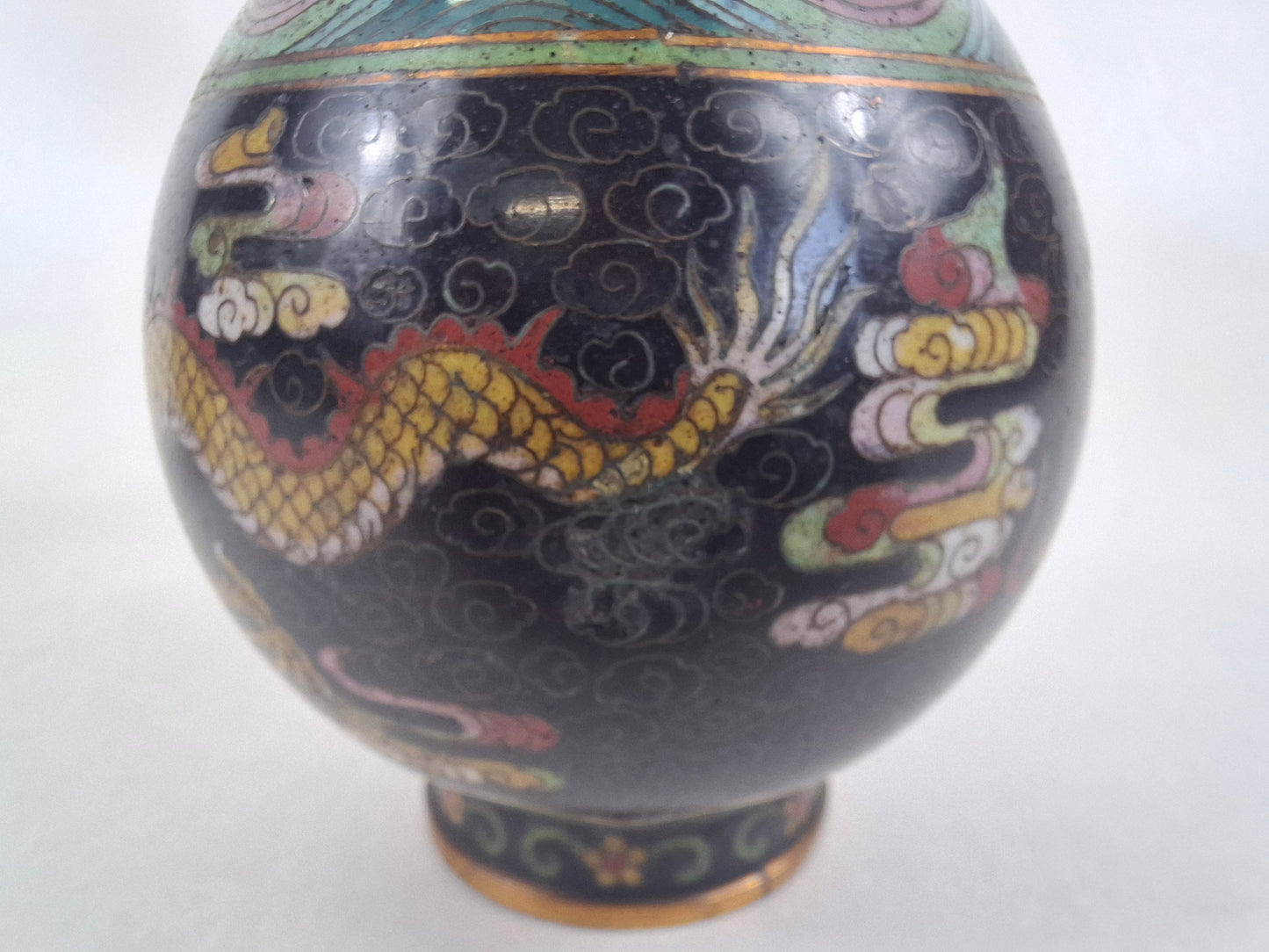 一对清代（19世纪）中国古董景泰蓝花瓶，饰以皇家龙纹和燃烧的珍珠图案