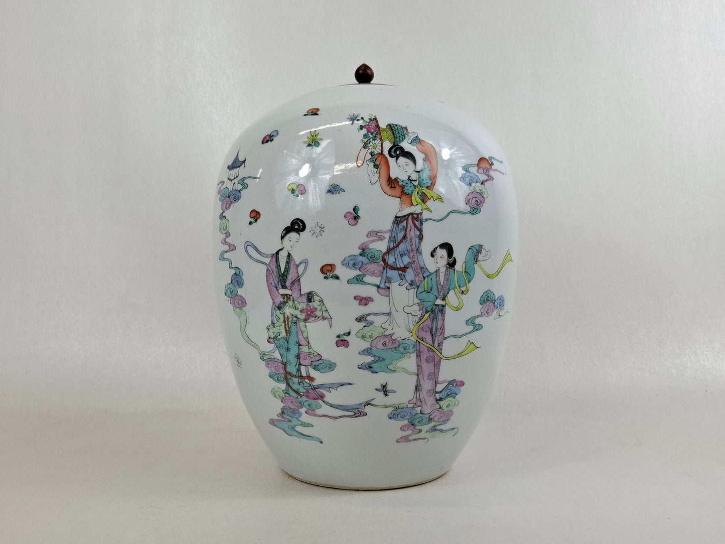 Pot à gingembre chinois ancien décoré de Hua Shen et de dames // Période de la République (1912-1949)