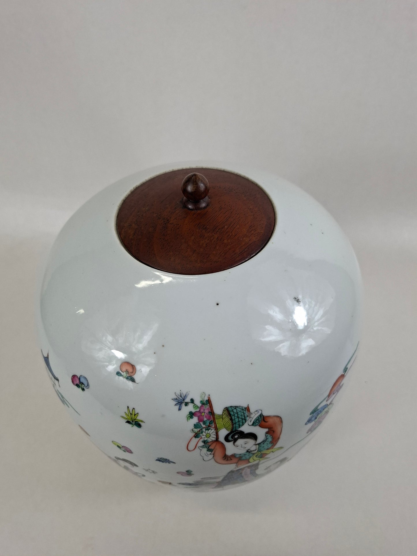 Pot à gingembre chinois ancien décoré de Hua Shen et de dames // Période de la République (1912-1949)