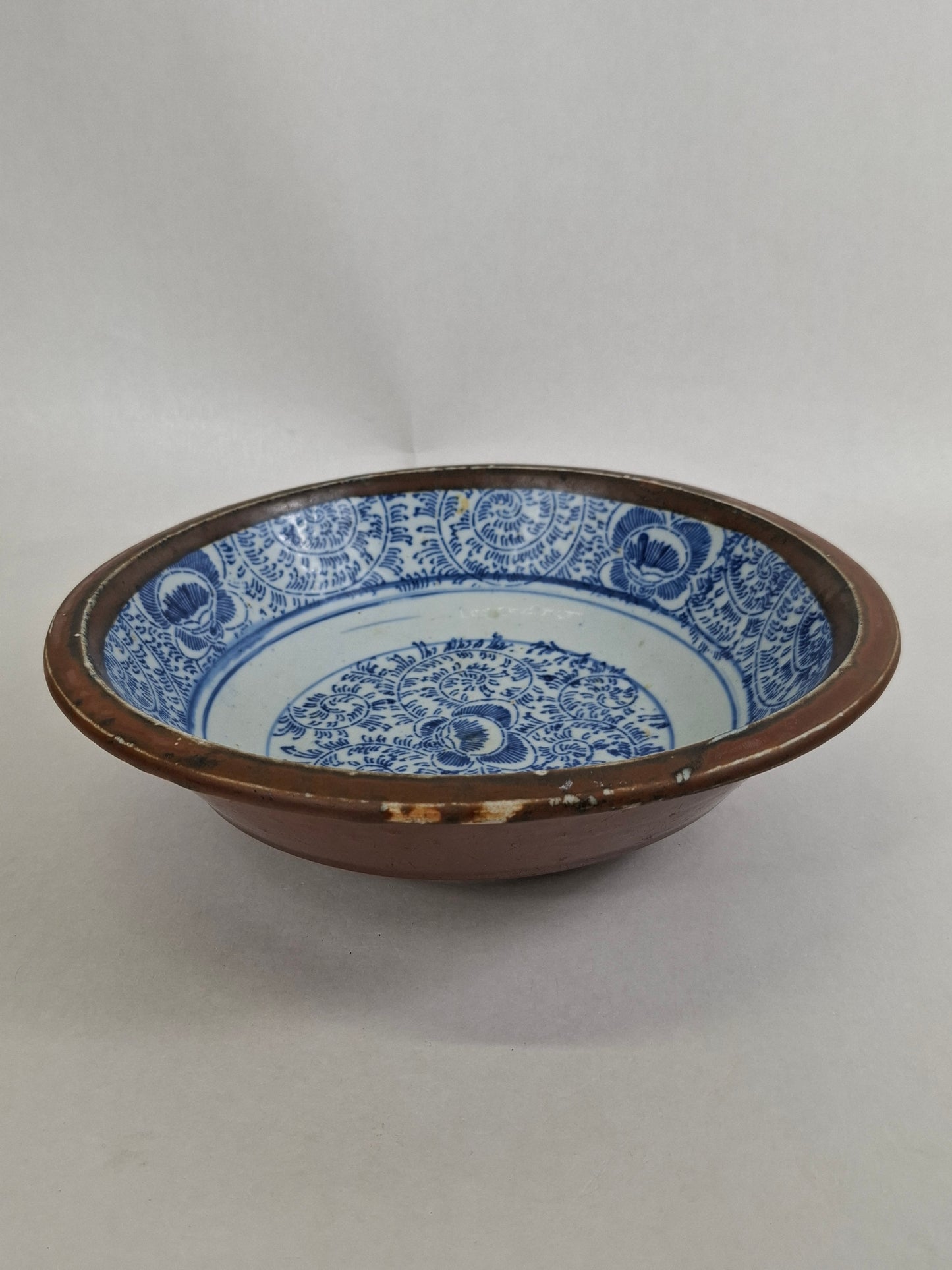 Large Chinese batavia brown bowl decorated with flowers // Qing Dynasty - 19th century