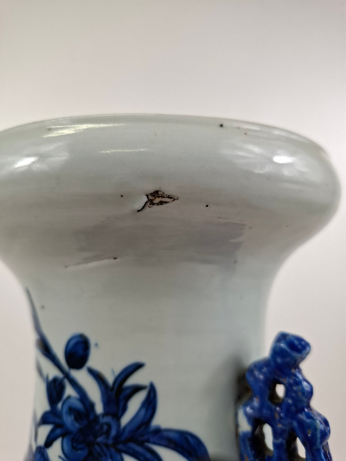 Antique Chinese vase decorated with a bird and flowers // Blue and white - Qing Dynasty - 19th century