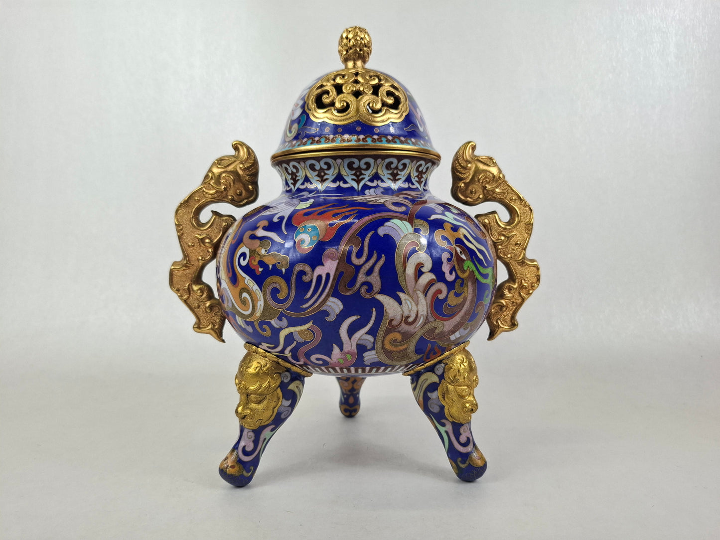 中国景泰蓝三脚香炉，饰以龙凤纹 // 20世纪