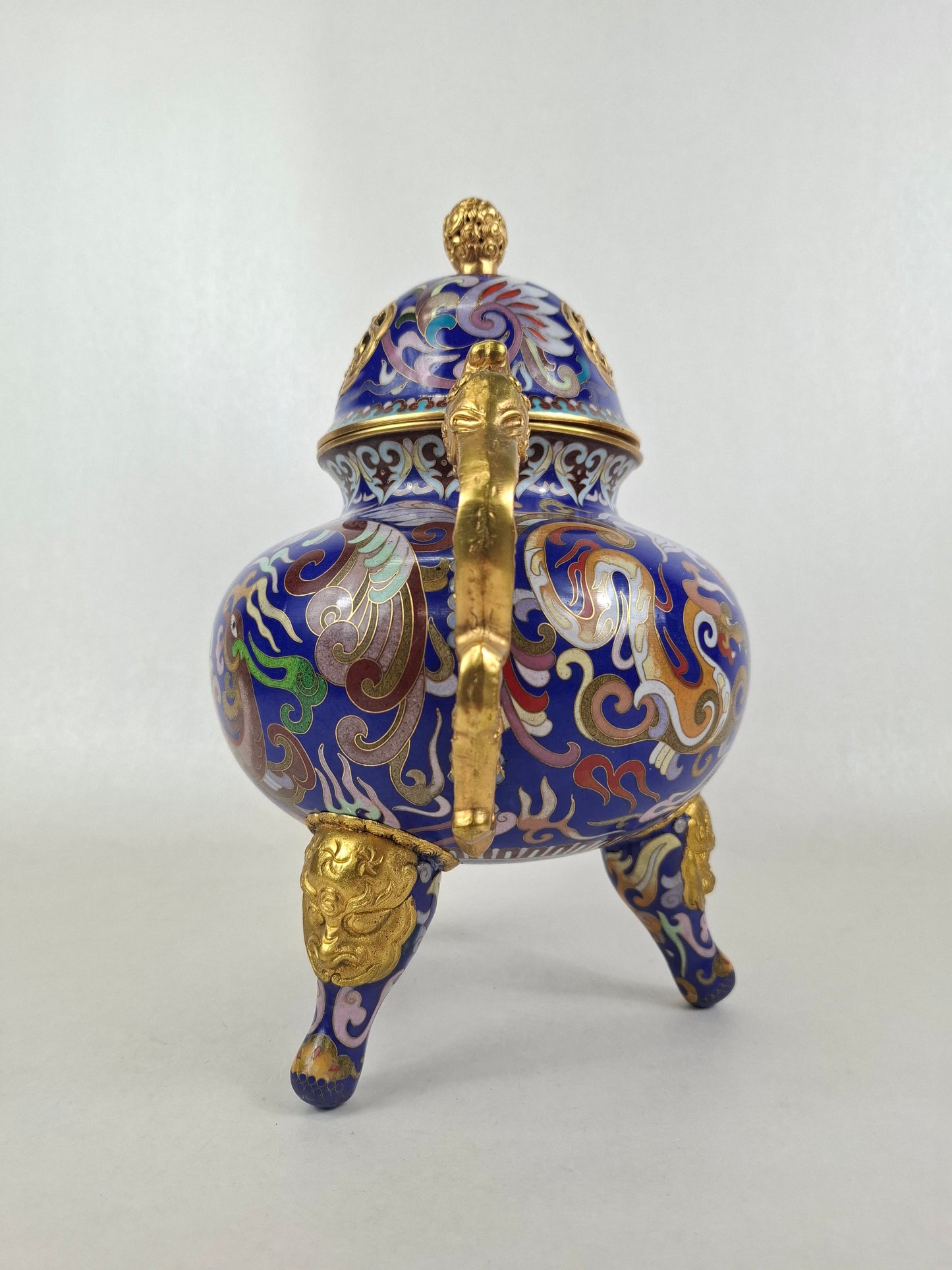 中国景泰蓝三脚香炉，饰以龙凤纹 // 20世纪