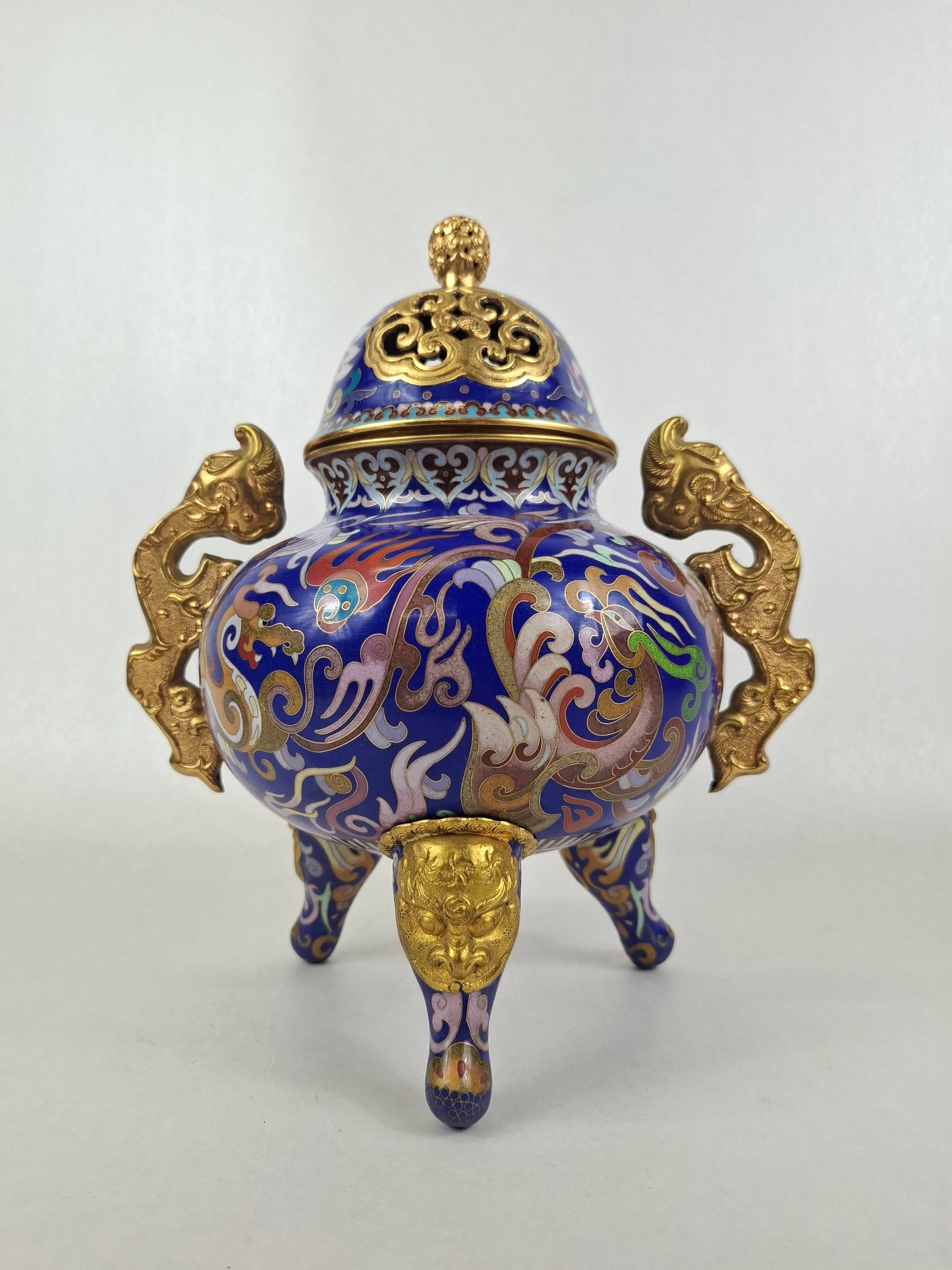 中国景泰蓝三脚香炉，饰以龙凤纹 // 20世纪