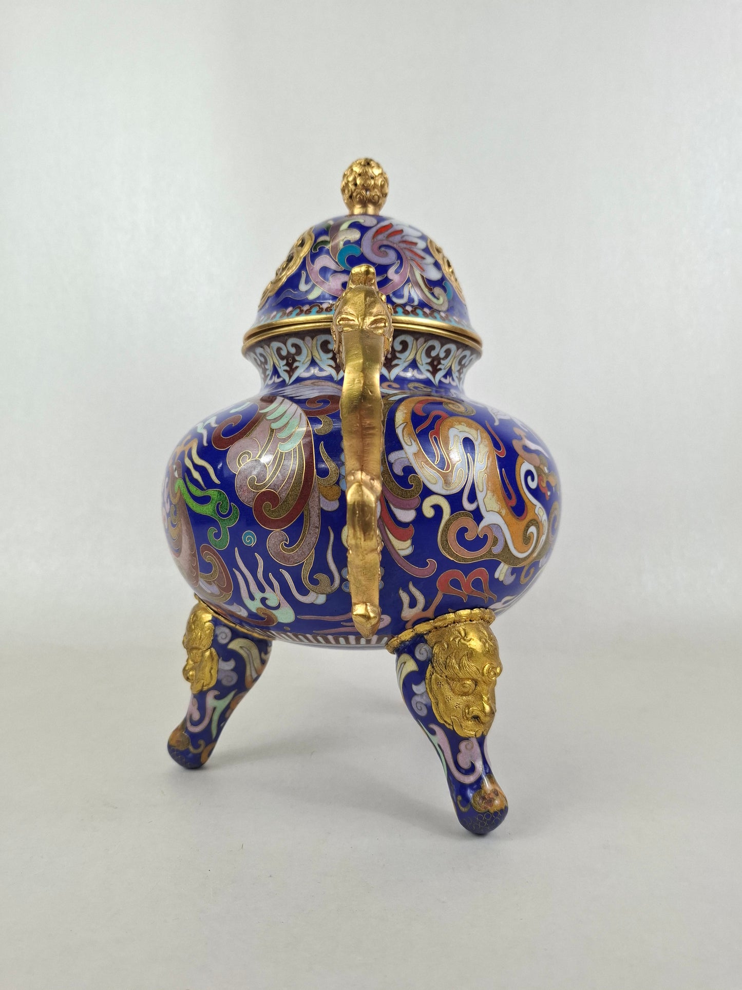 中国景泰蓝三脚香炉，饰以龙凤纹 // 20世纪