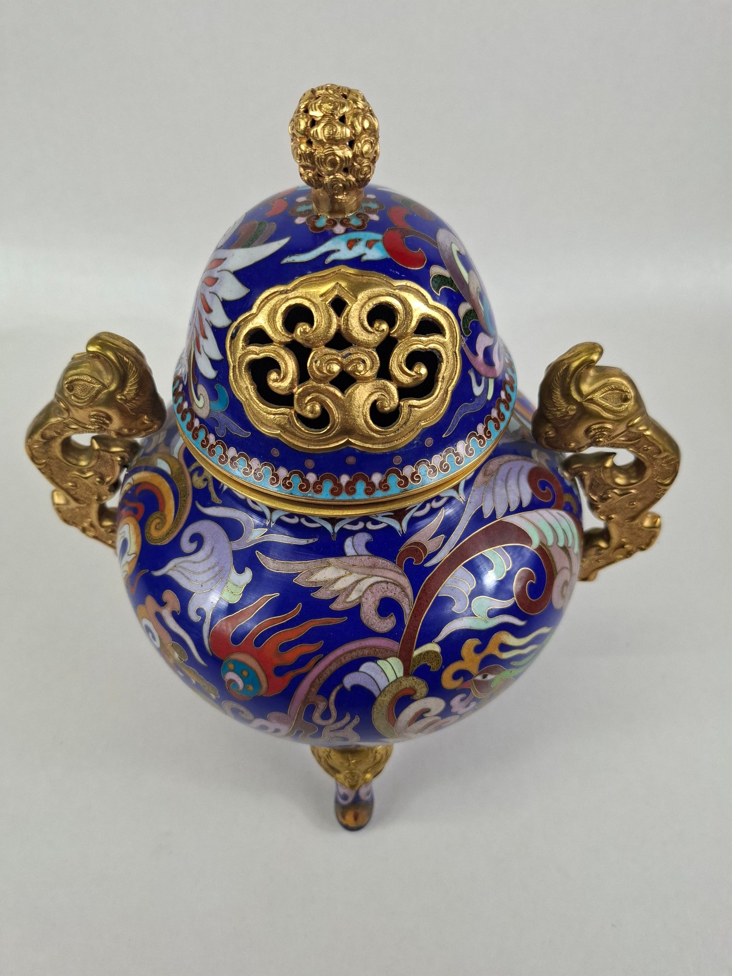 中国景泰蓝三脚香炉，饰以龙凤纹 // 20世纪