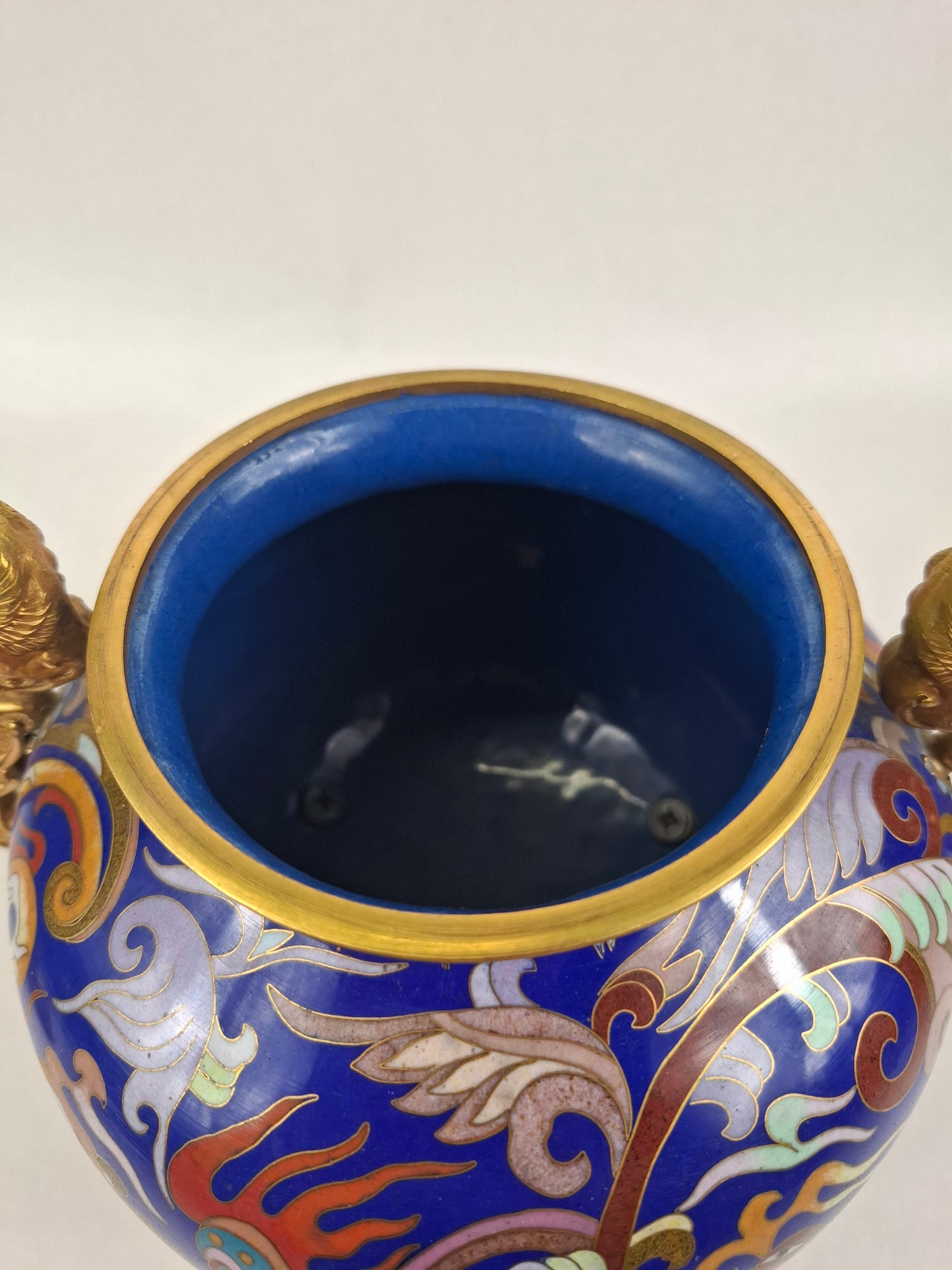 中国景泰蓝三脚香炉，饰以龙凤纹 // 20世纪