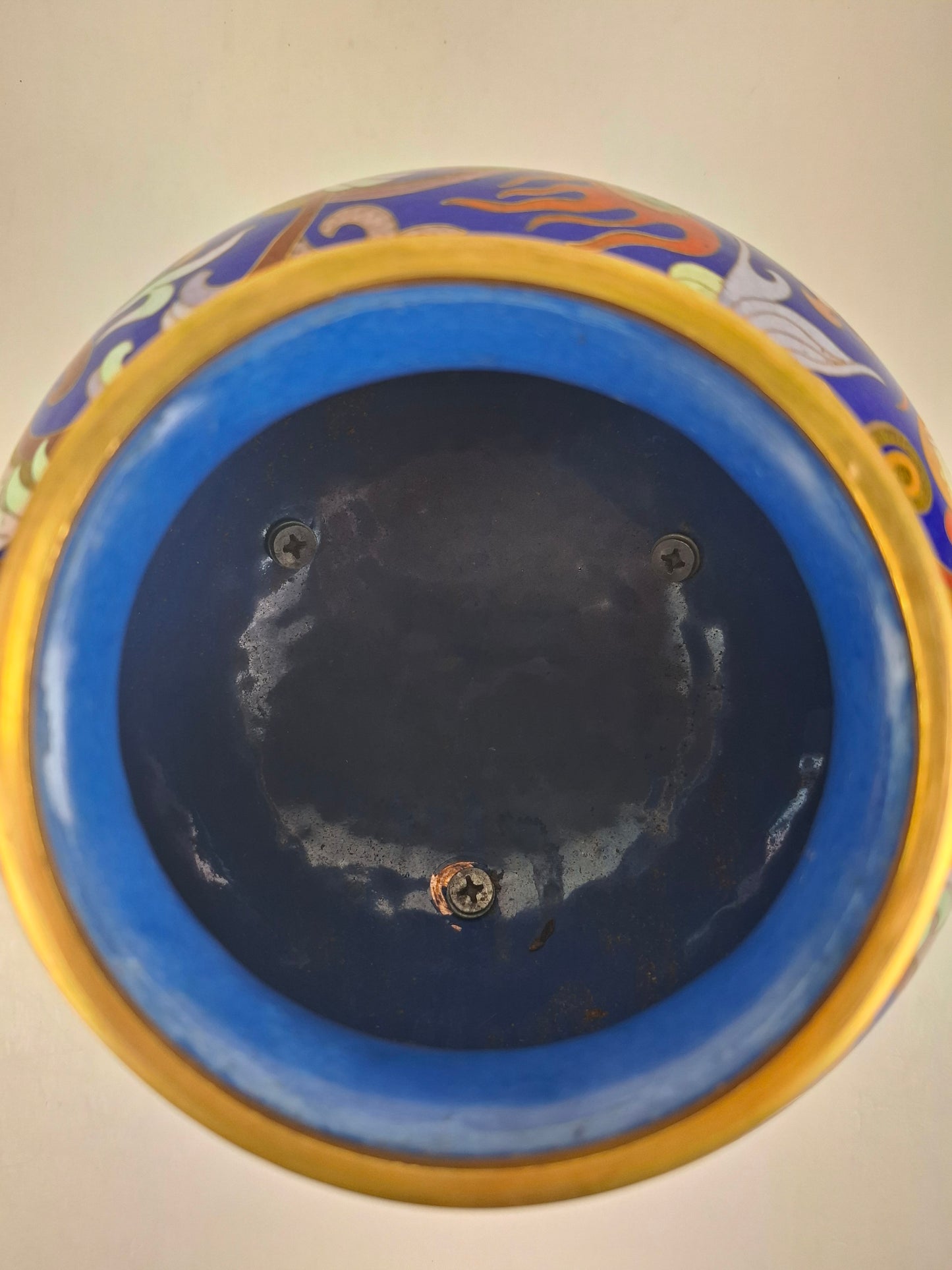 中国景泰蓝三脚香炉，饰以龙凤纹 // 20世纪