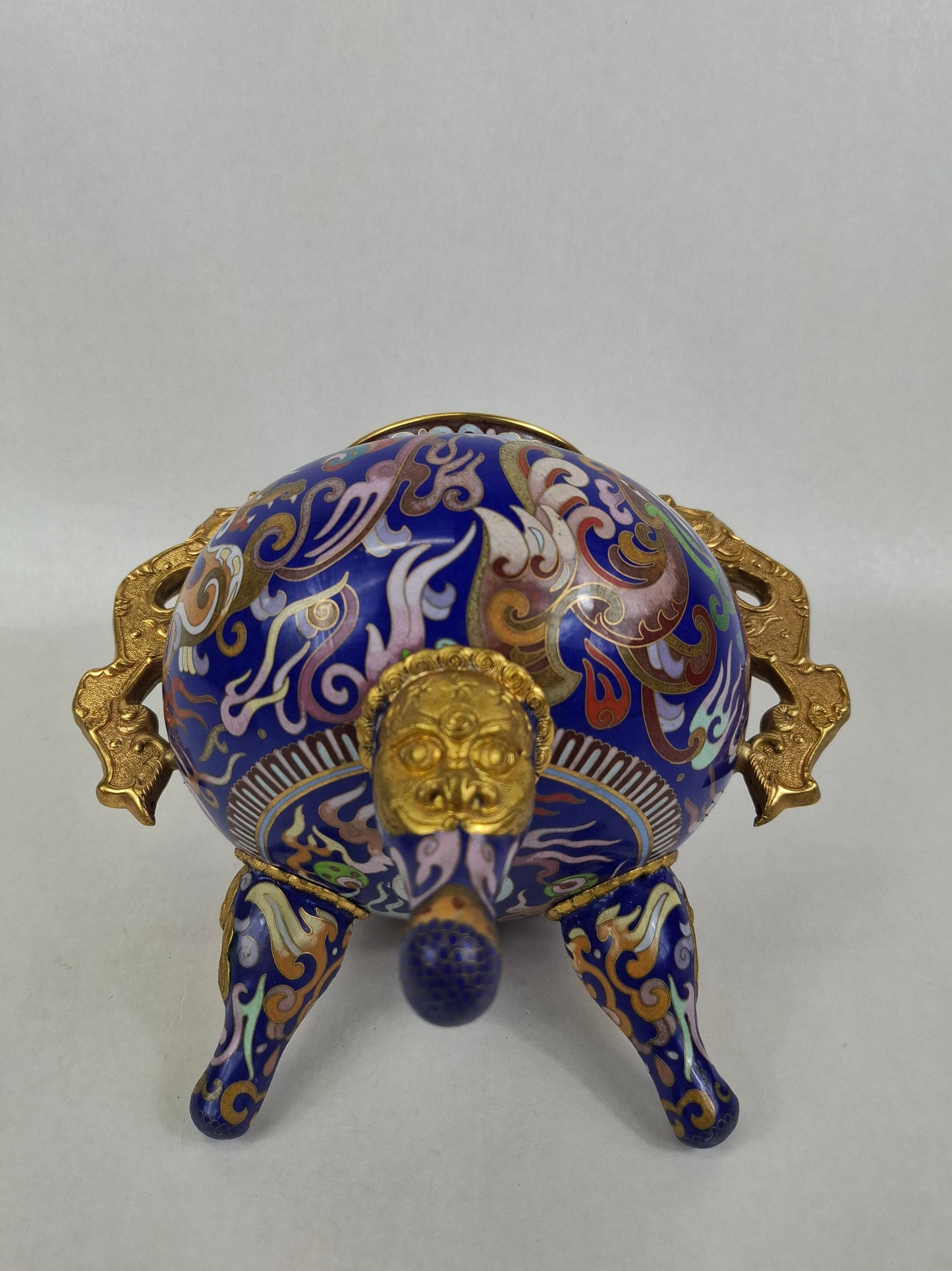 中国景泰蓝三脚香炉，饰以龙凤纹 // 20世纪