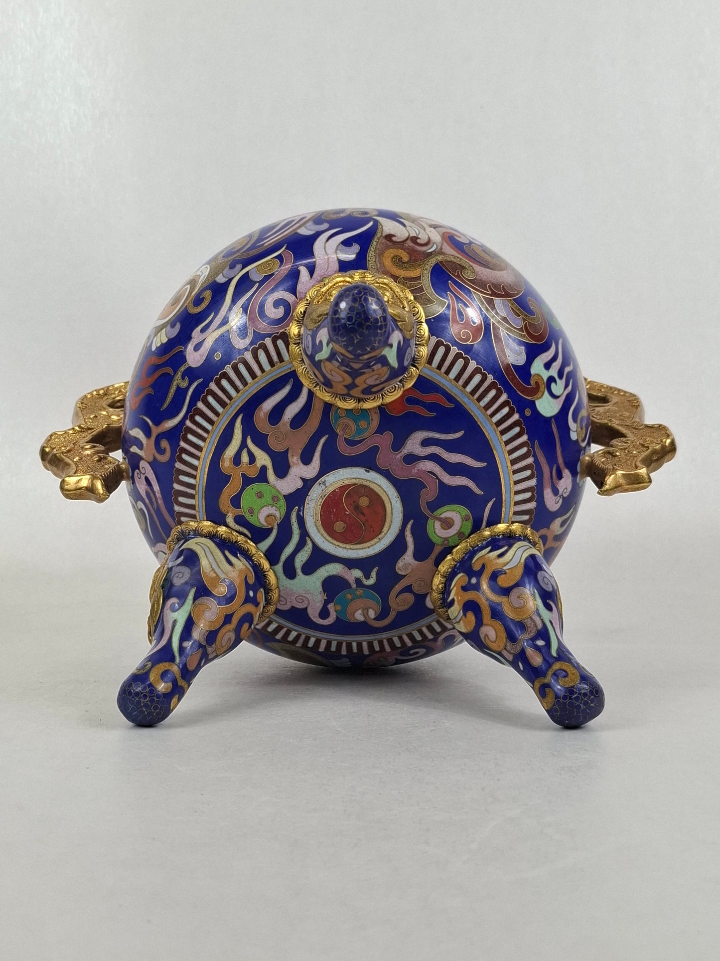 中国景泰蓝三脚香炉，饰以龙凤纹 // 20世纪