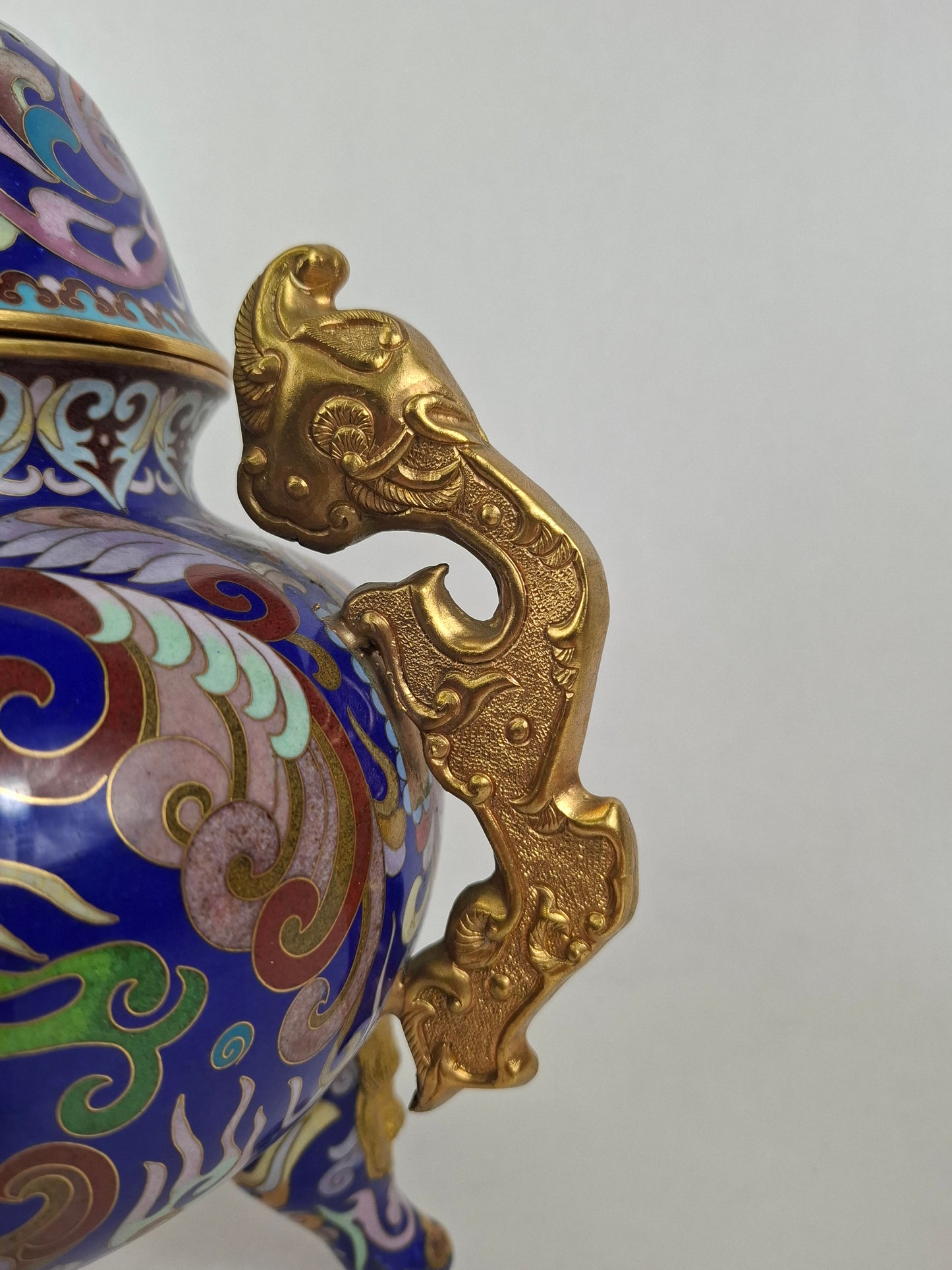 中国景泰蓝三脚香炉，饰以龙凤纹 // 20世纪