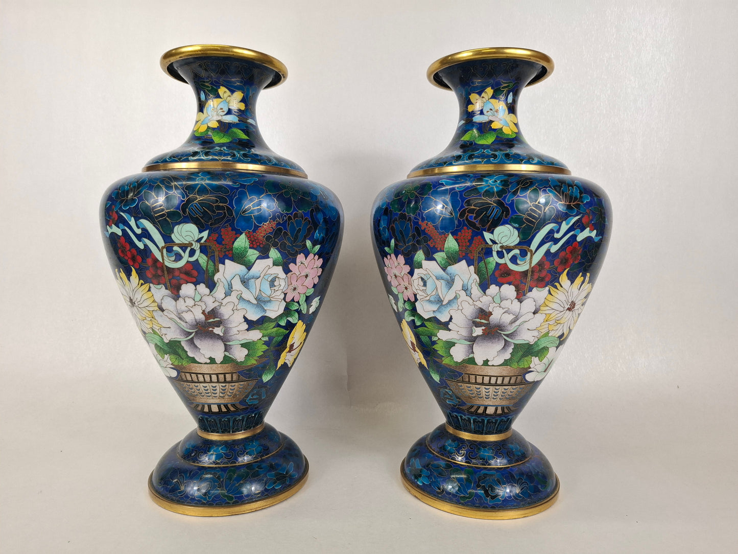 一对饰有花篮图案的大型中国景泰蓝花瓶 // 20世纪