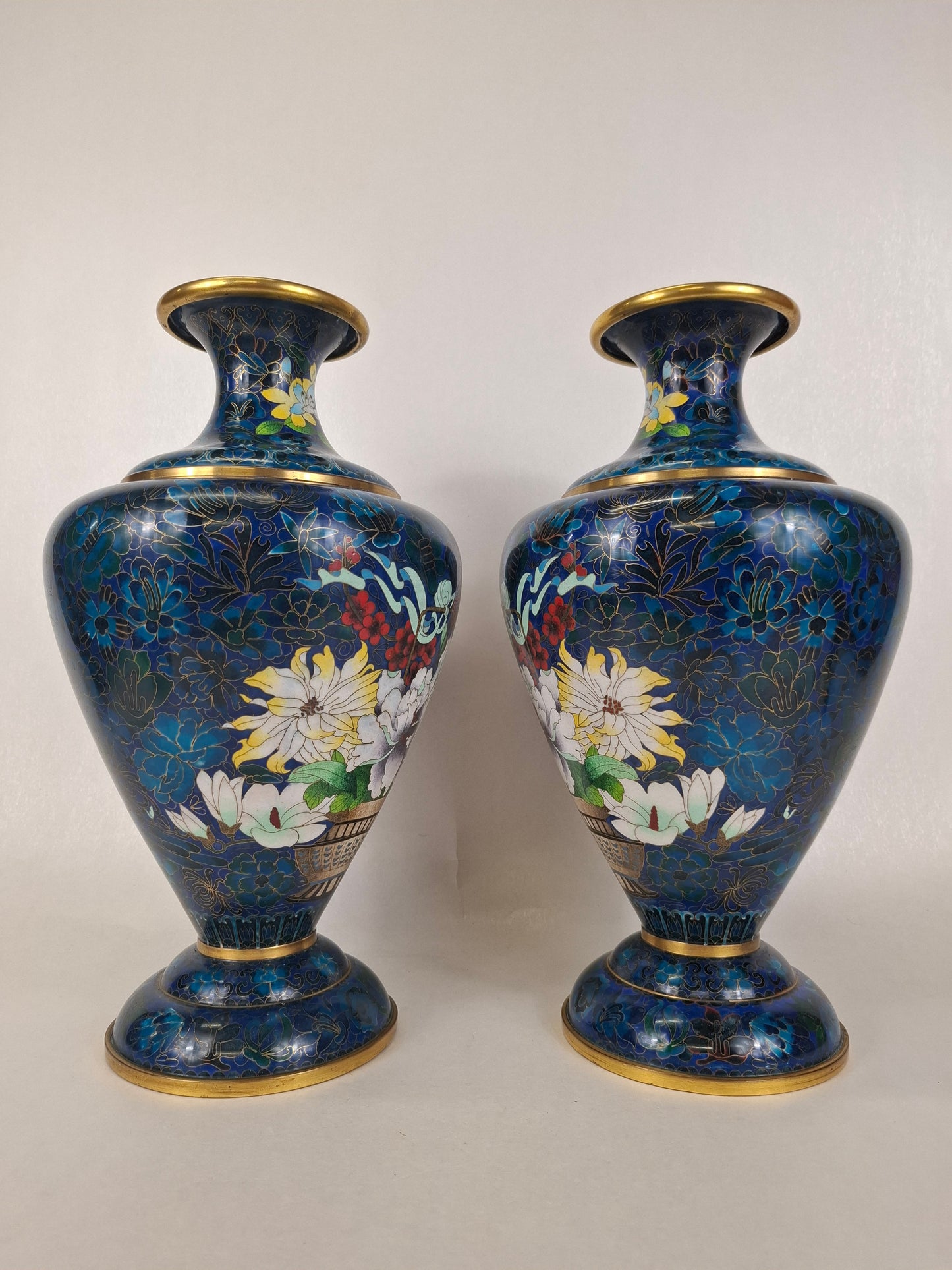 一对饰有花篮图案的大型中国景泰蓝花瓶 // 20世纪