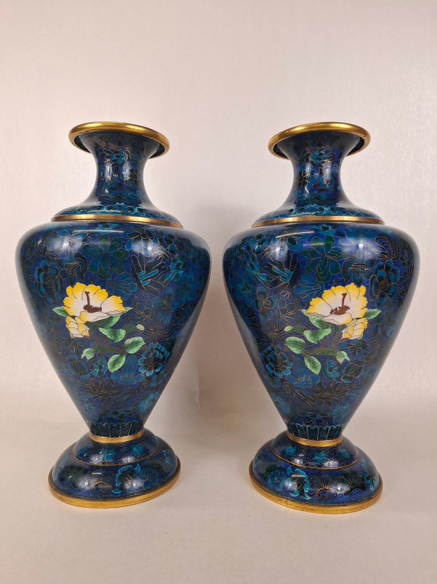 一对饰有花篮图案的大型中国景泰蓝花瓶 // 20世纪