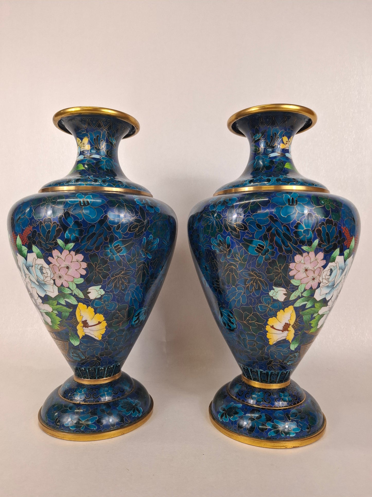 一对饰有花篮图案的大型中国景泰蓝花瓶 // 20世纪