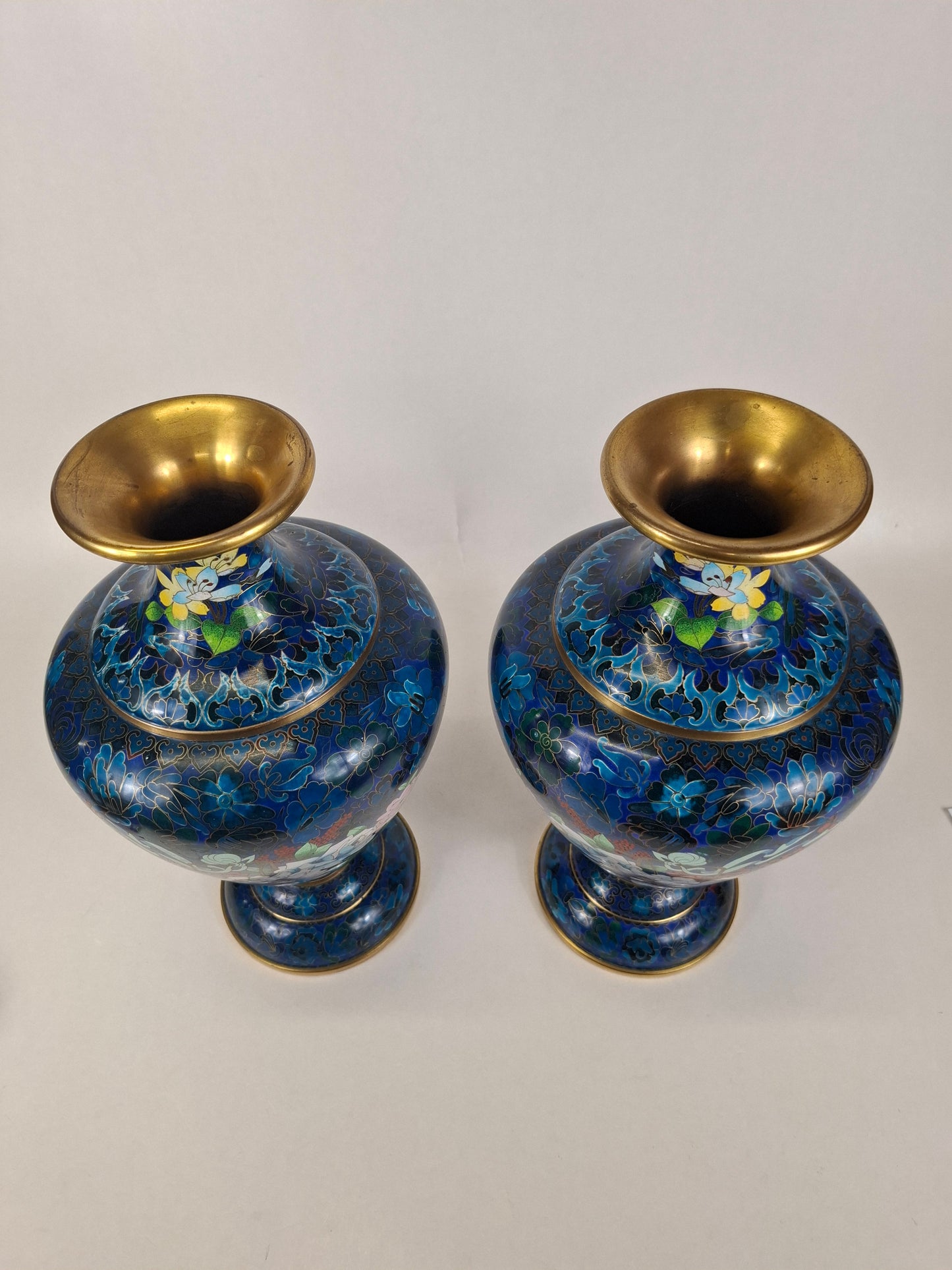一对饰有花篮图案的大型中国景泰蓝花瓶 // 20世纪