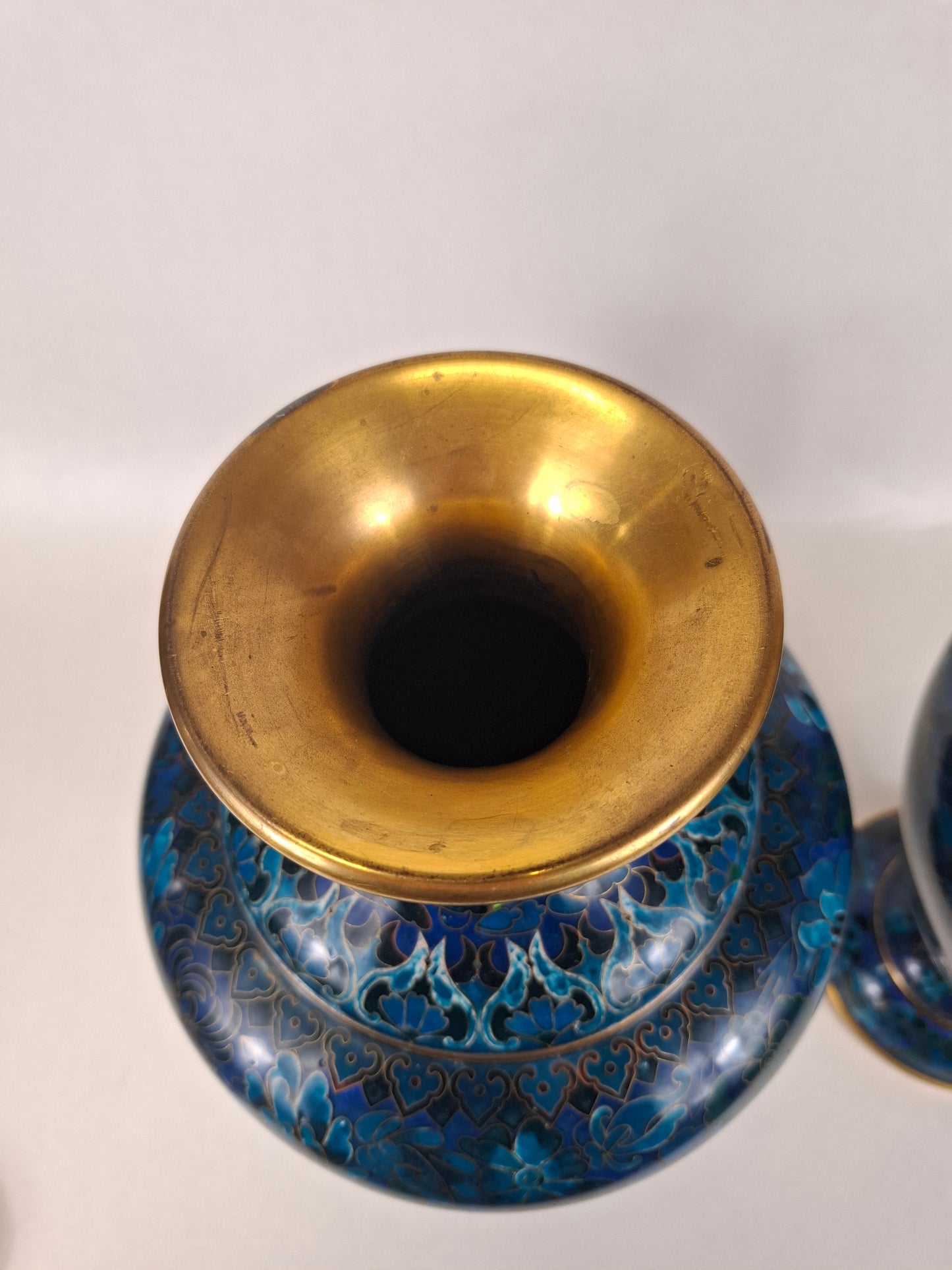 一对饰有花篮图案的大型中国景泰蓝花瓶 // 20世纪