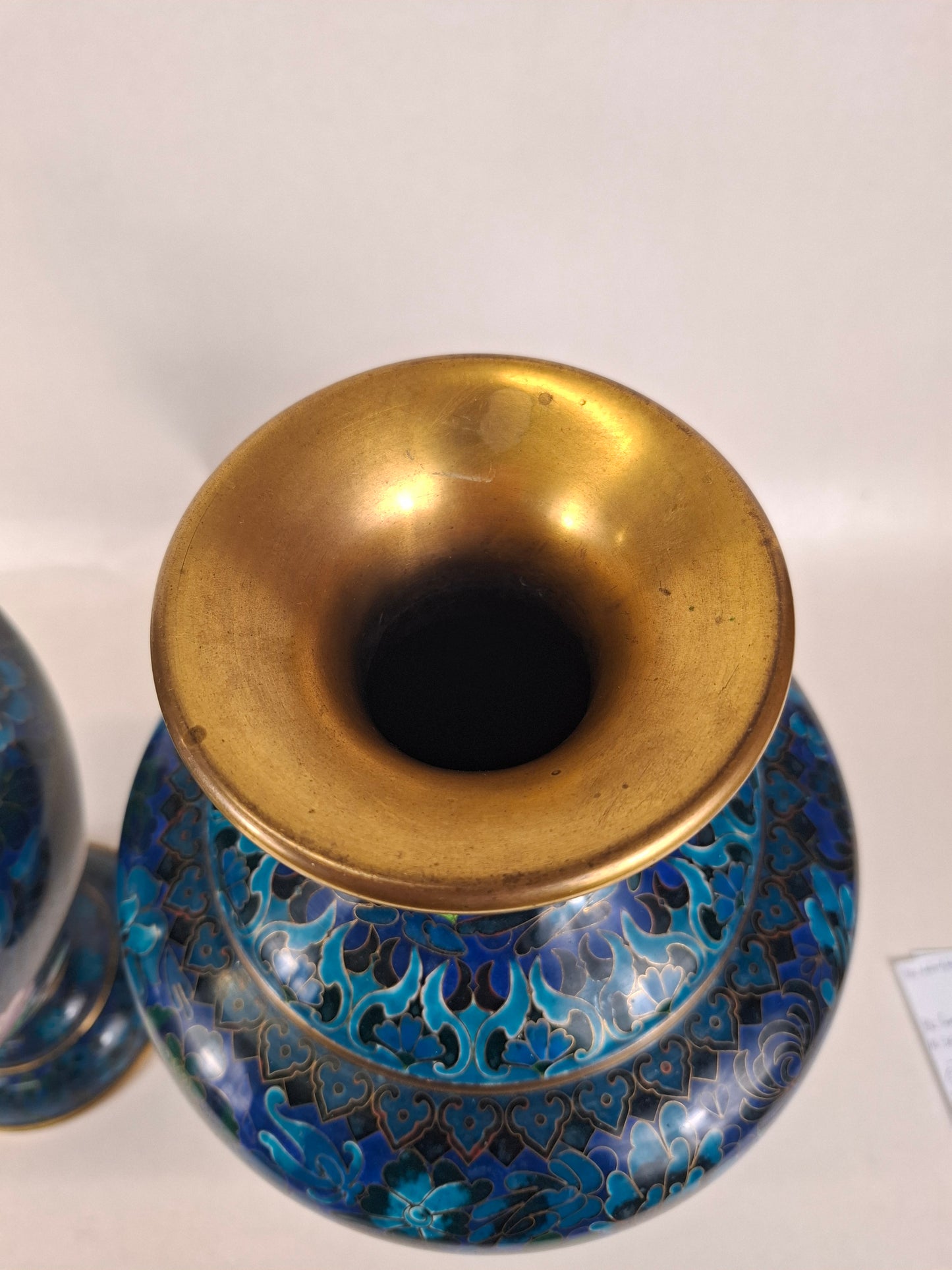 一对饰有花篮图案的大型中国景泰蓝花瓶 // 20世纪