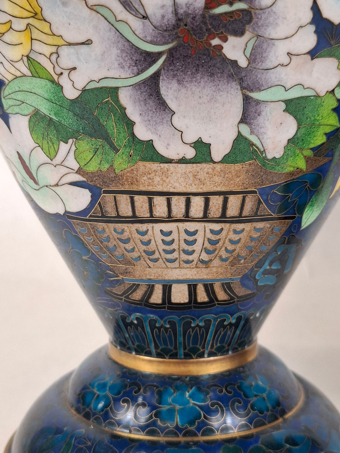 一对饰有花篮图案的大型中国景泰蓝花瓶 // 20世纪