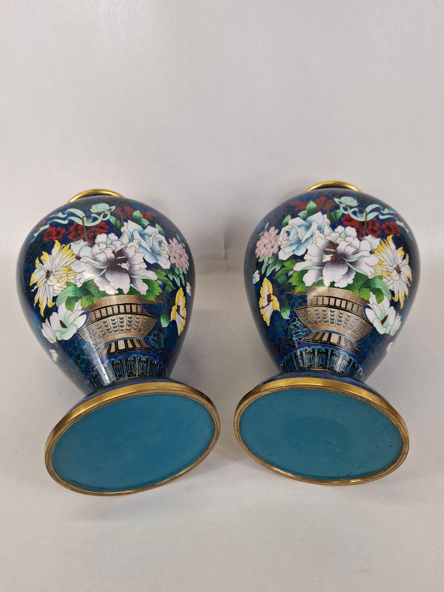 一对饰有花篮图案的大型中国景泰蓝花瓶 // 20世纪