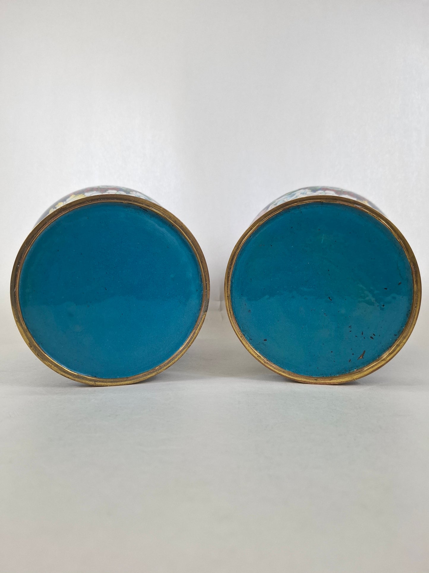 一对饰有花篮图案的大型中国景泰蓝花瓶 // 20世纪