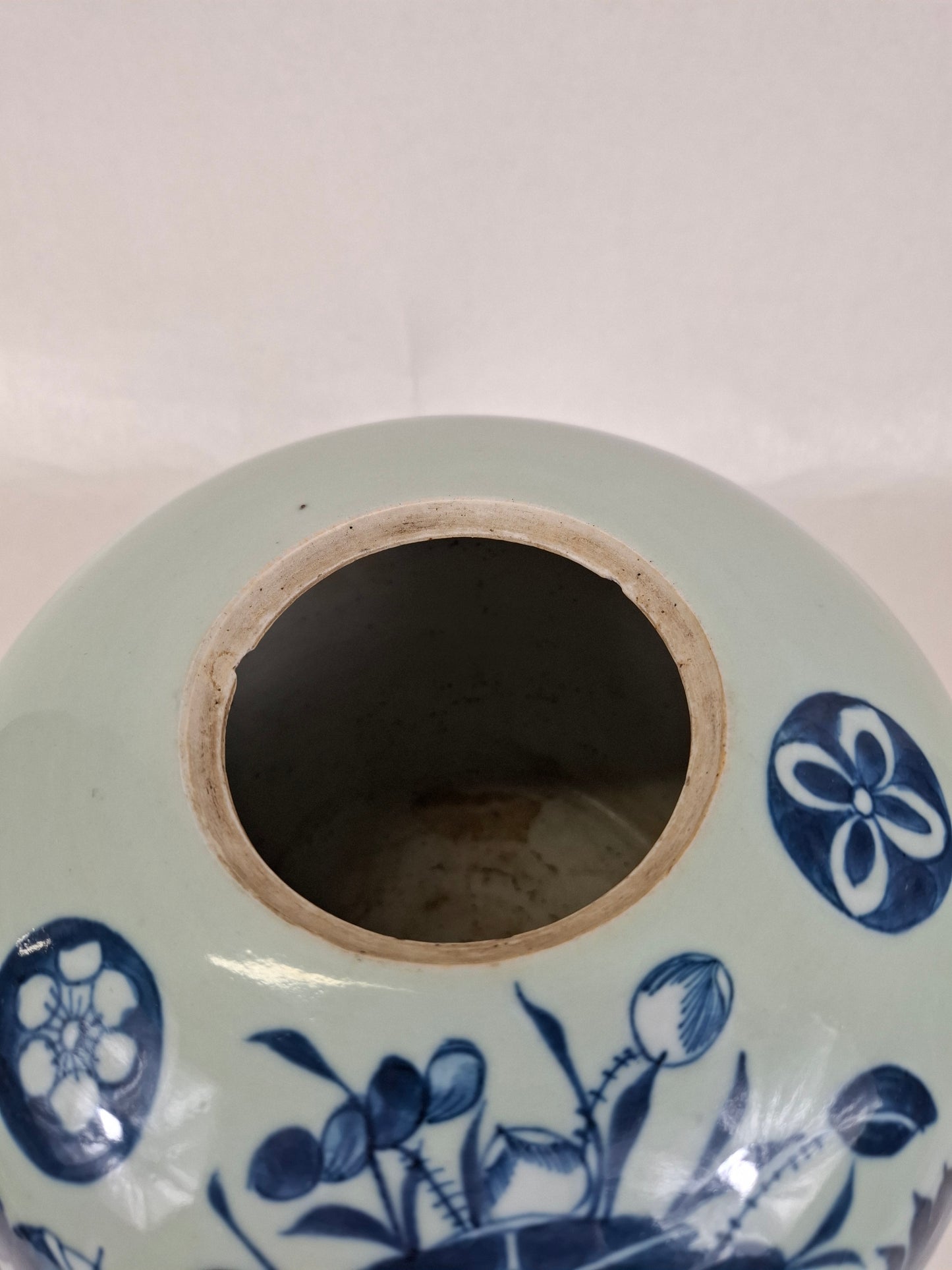 Pot à gingembre chinois ancien en céladon décoré d'antiquités // Dynastie Qing - 19e siècle