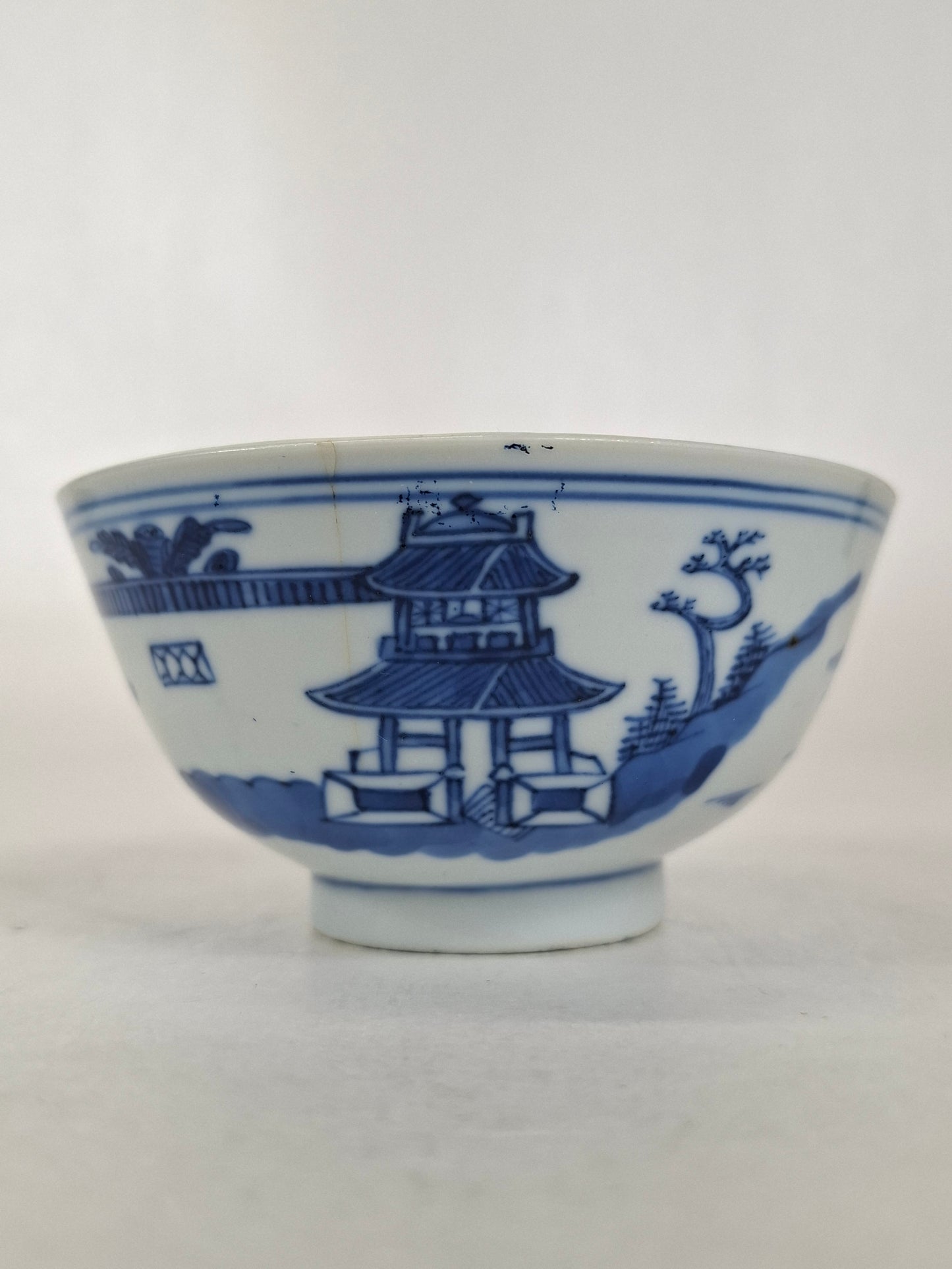 Tigela chinesa antiga Guangxu decorada com uma cena de paisagem // Azul e branco - renascimento Kangxi - século 19