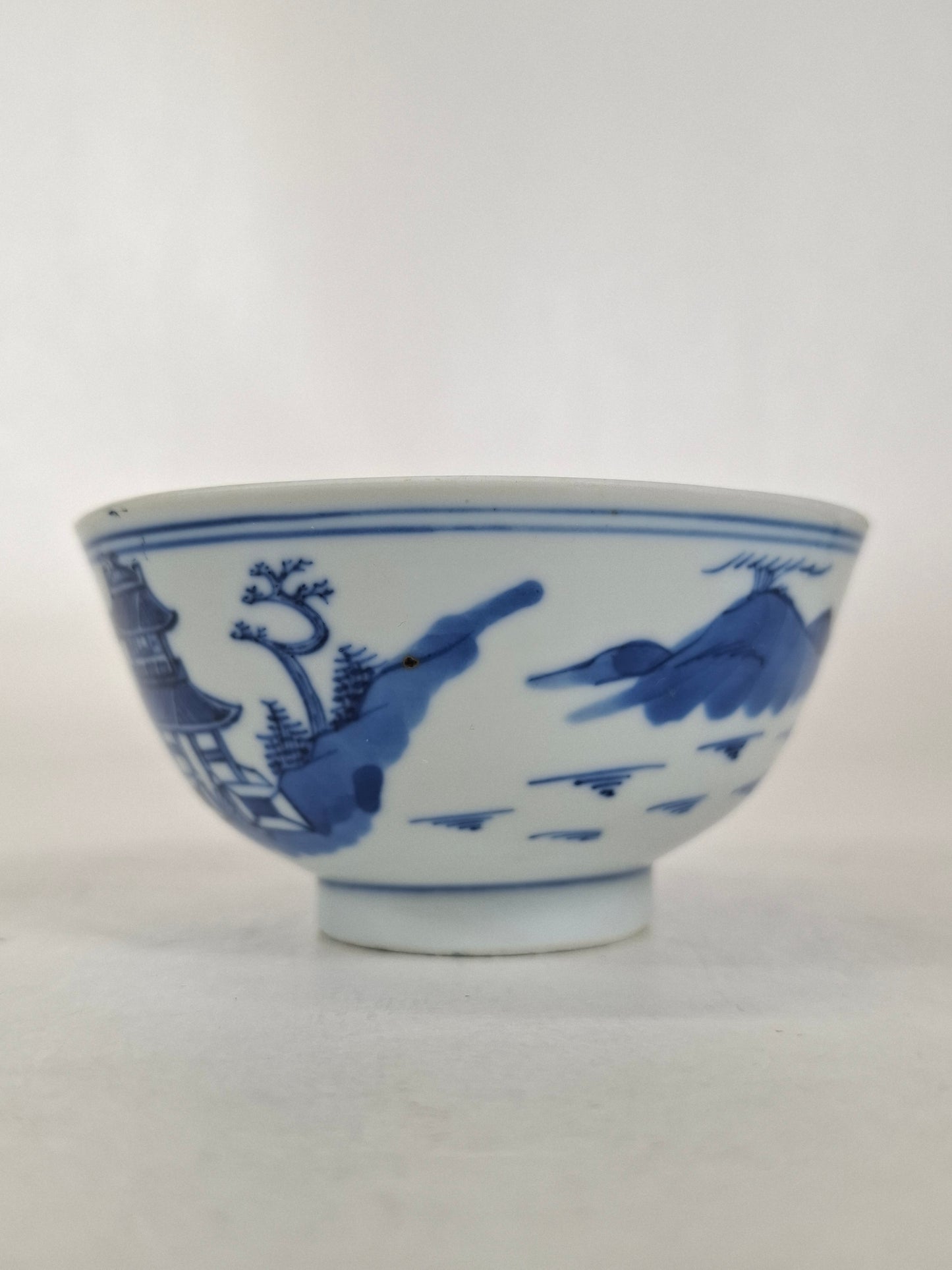 Tigela chinesa antiga Guangxu decorada com uma cena de paisagem // Azul e branco - renascimento Kangxi - século 19