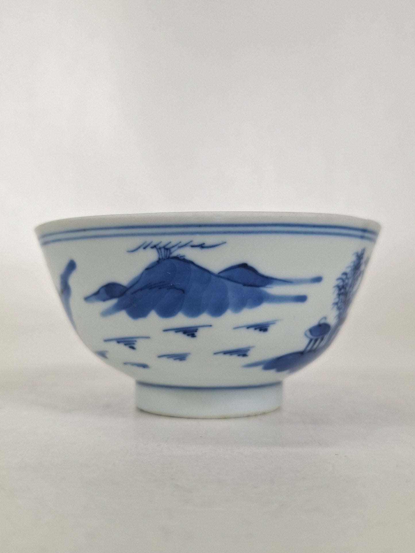 Tigela chinesa antiga Guangxu decorada com uma cena de paisagem // Azul e branco - renascimento Kangxi - século 19