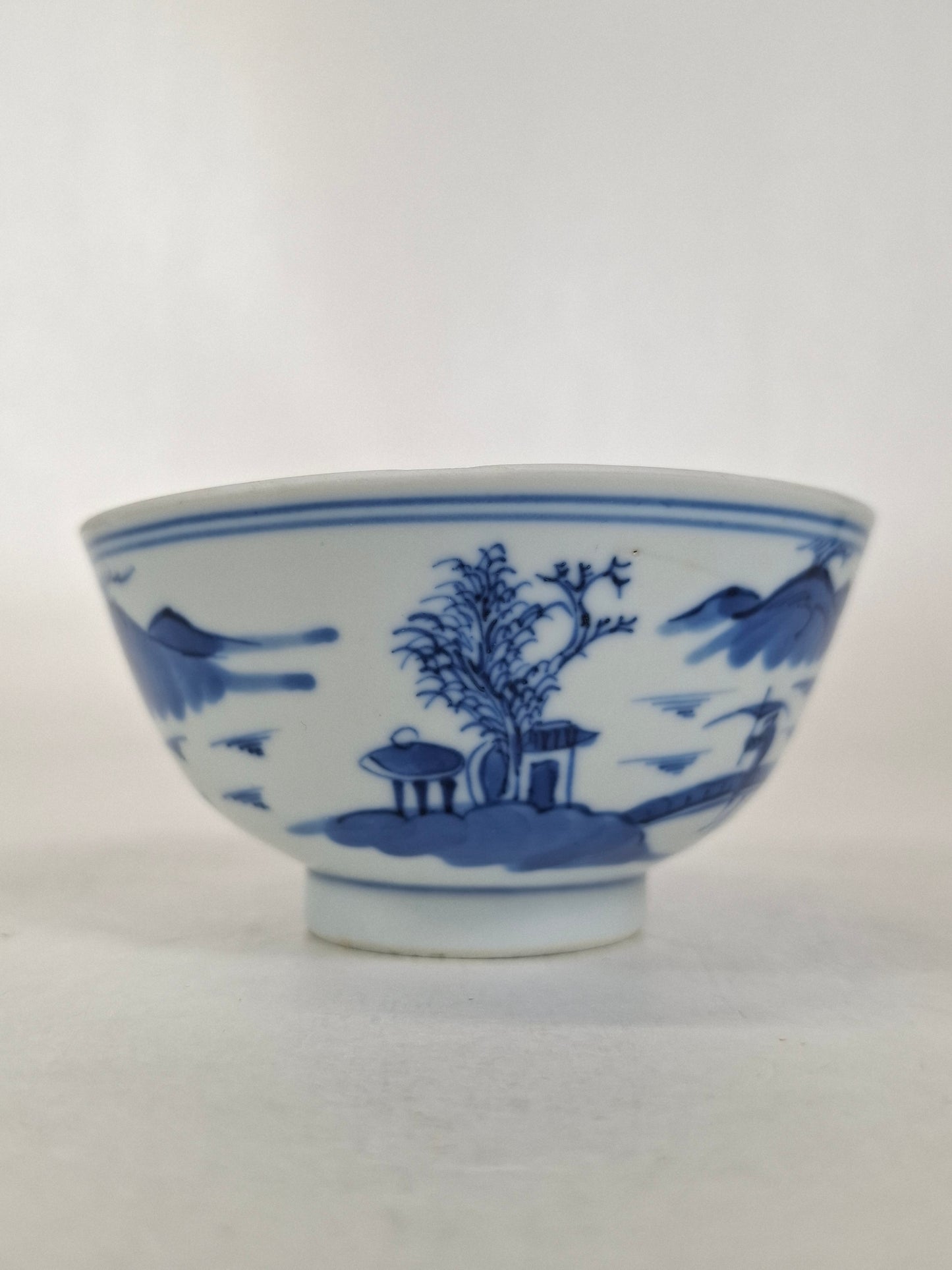 Tigela chinesa antiga Guangxu decorada com uma cena de paisagem // Azul e branco - renascimento Kangxi - século 19