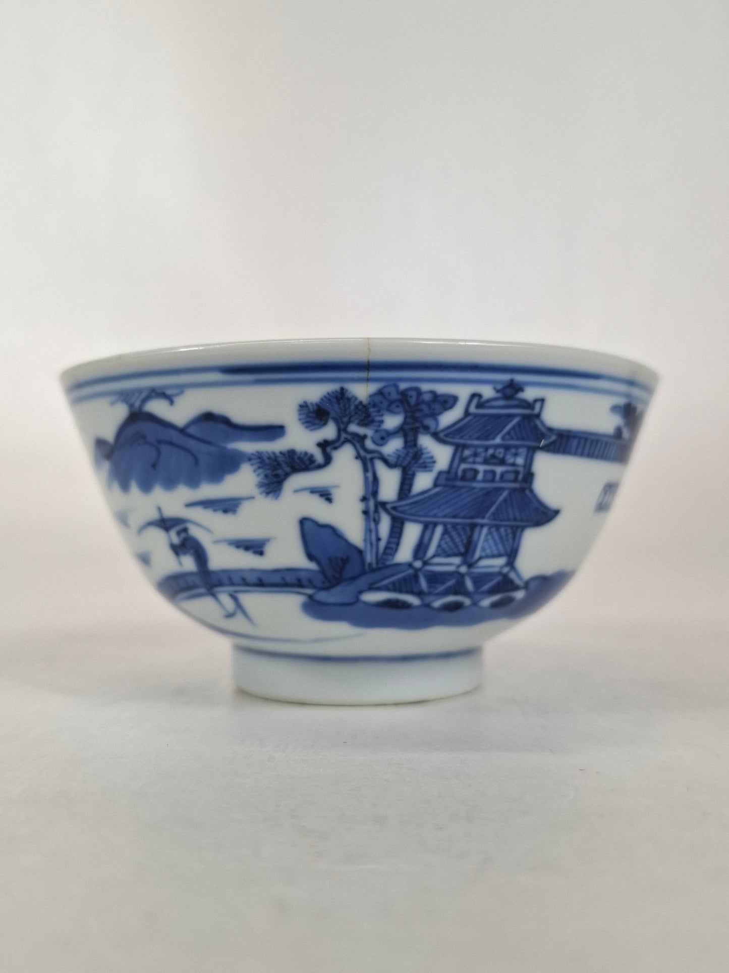 Tigela chinesa antiga Guangxu decorada com uma cena de paisagem // Azul e branco - renascimento Kangxi - século 19