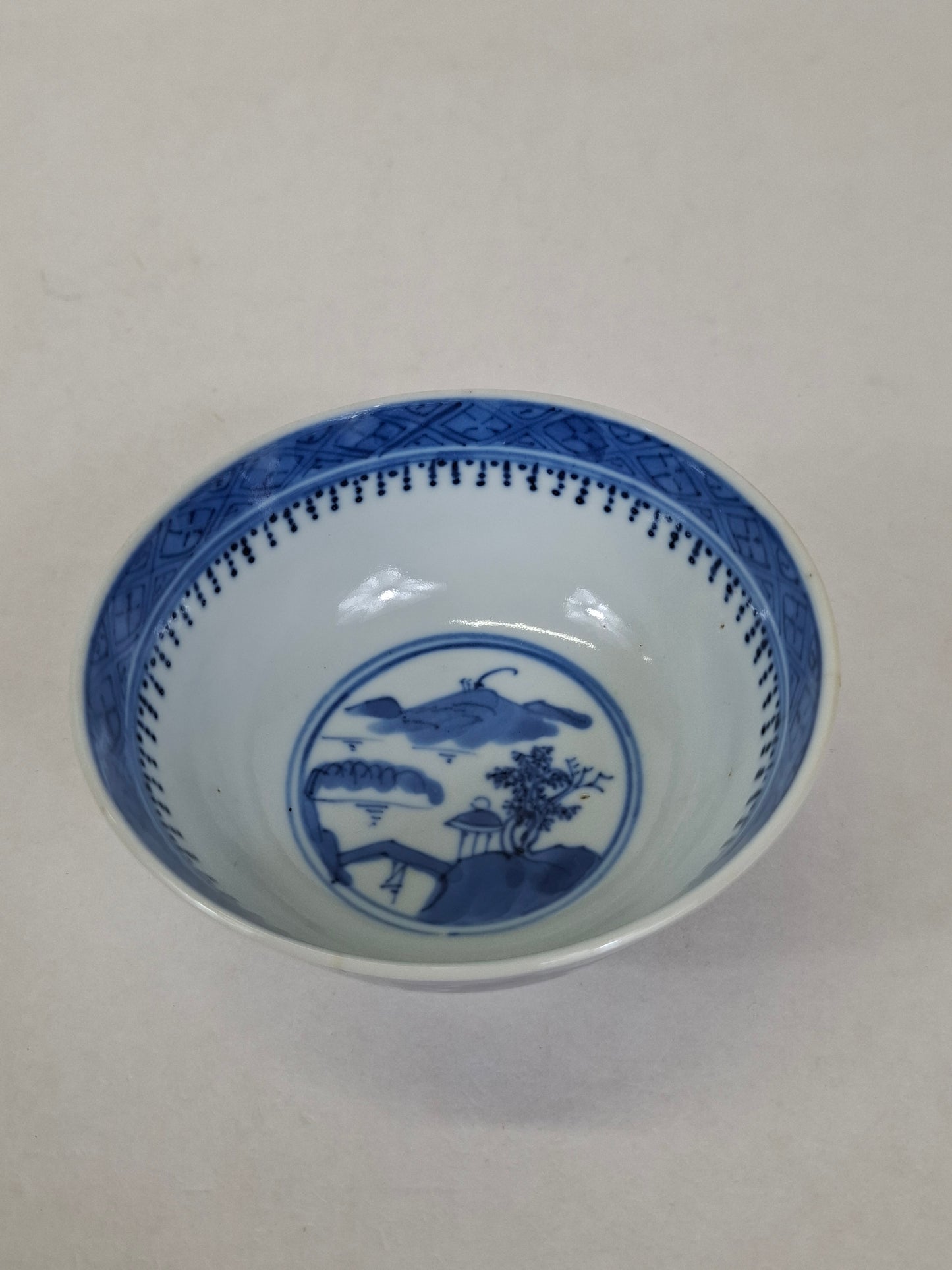Tigela chinesa antiga Guangxu decorada com uma cena de paisagem // Azul e branco - renascimento Kangxi - século 19