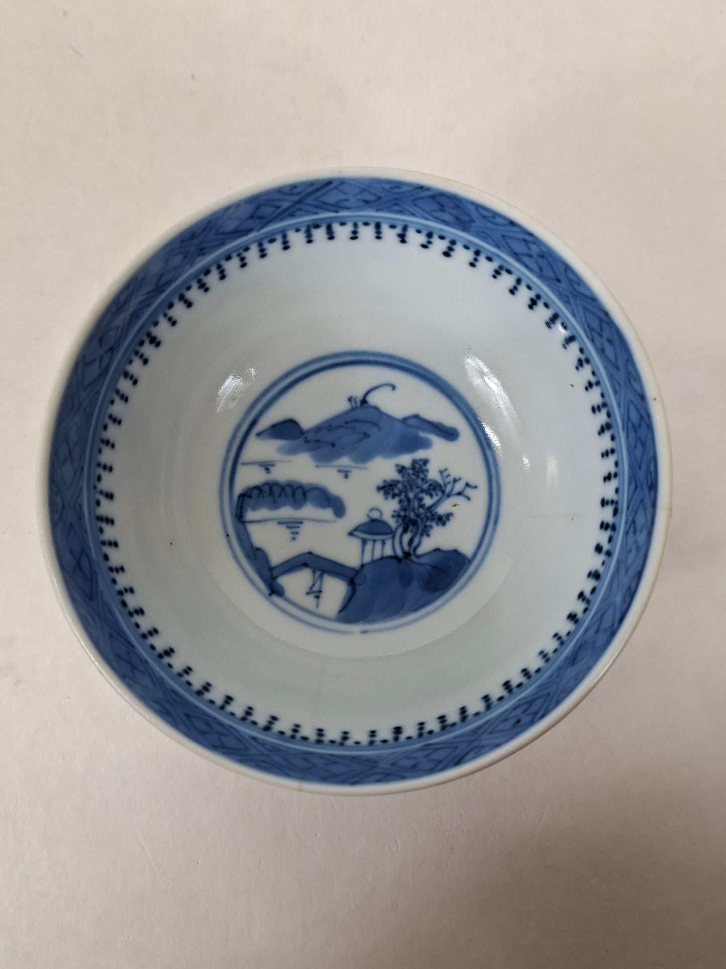 Tigela chinesa antiga Guangxu decorada com uma cena de paisagem // Azul e branco - renascimento Kangxi - século 19