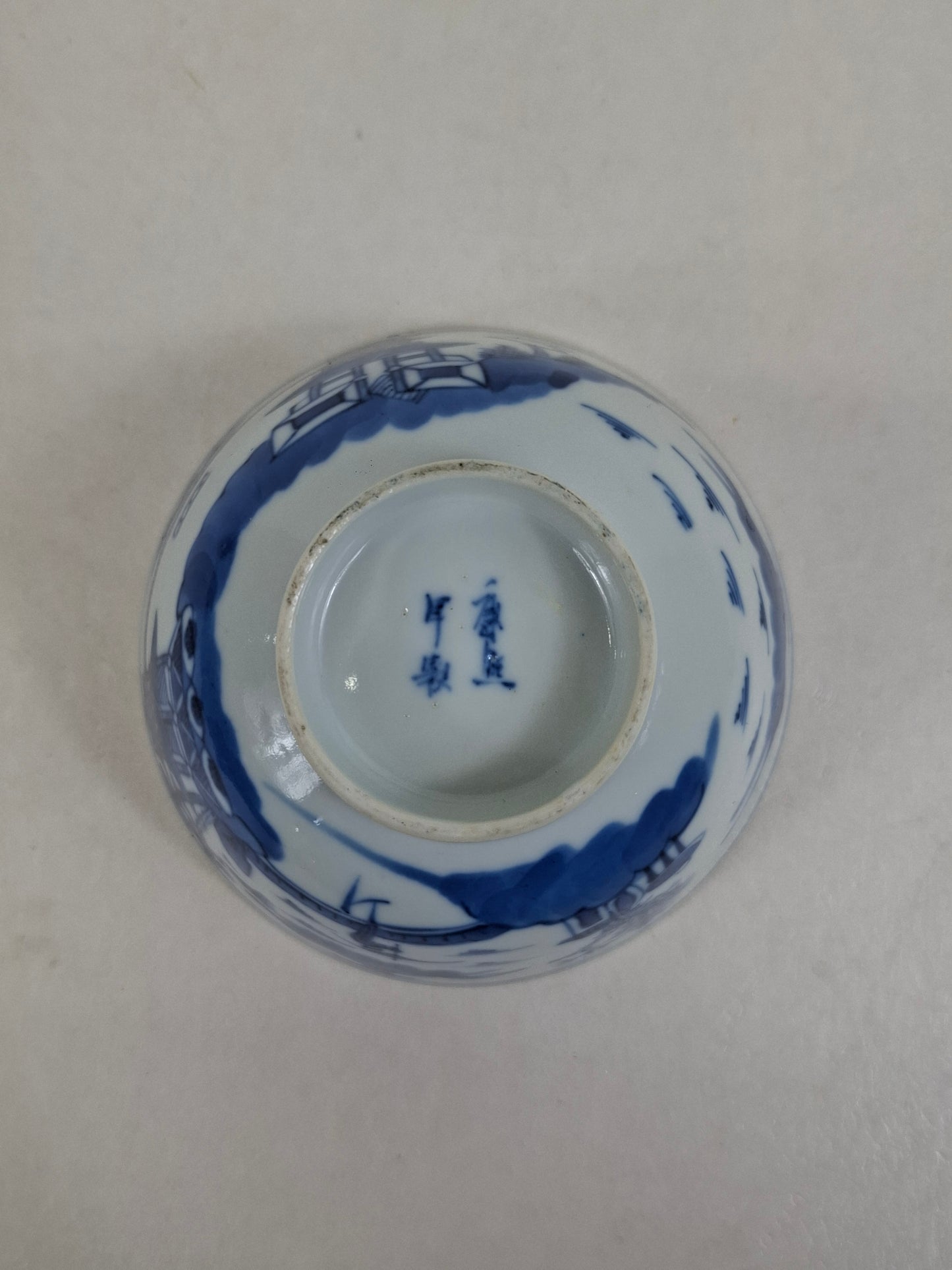 Tigela chinesa antiga Guangxu decorada com uma cena de paisagem // Azul e branco - renascimento Kangxi - século 19