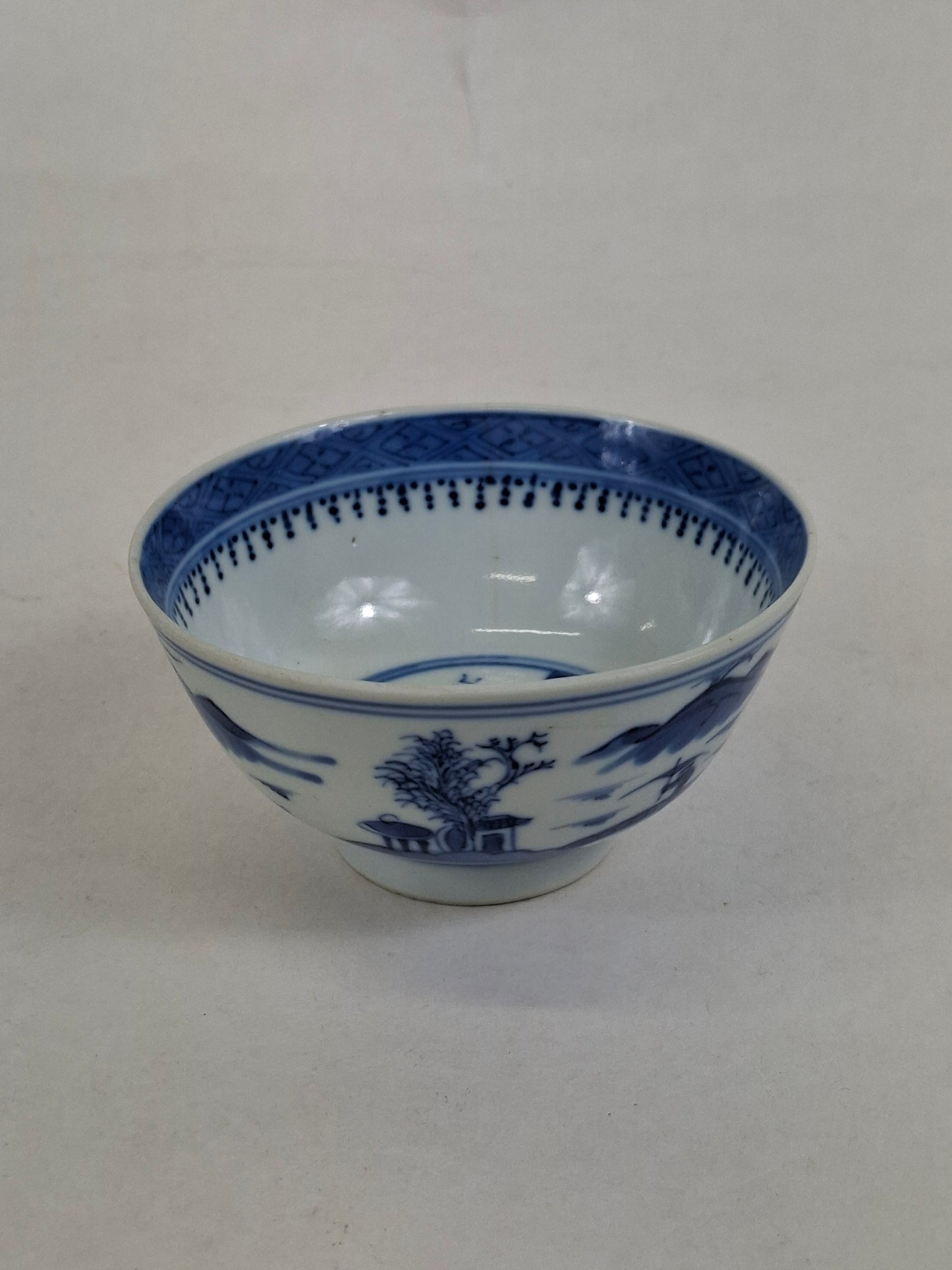 Tigela chinesa antiga Guangxu decorada com uma cena de paisagem // Azul e branco - renascimento Kangxi - século 19